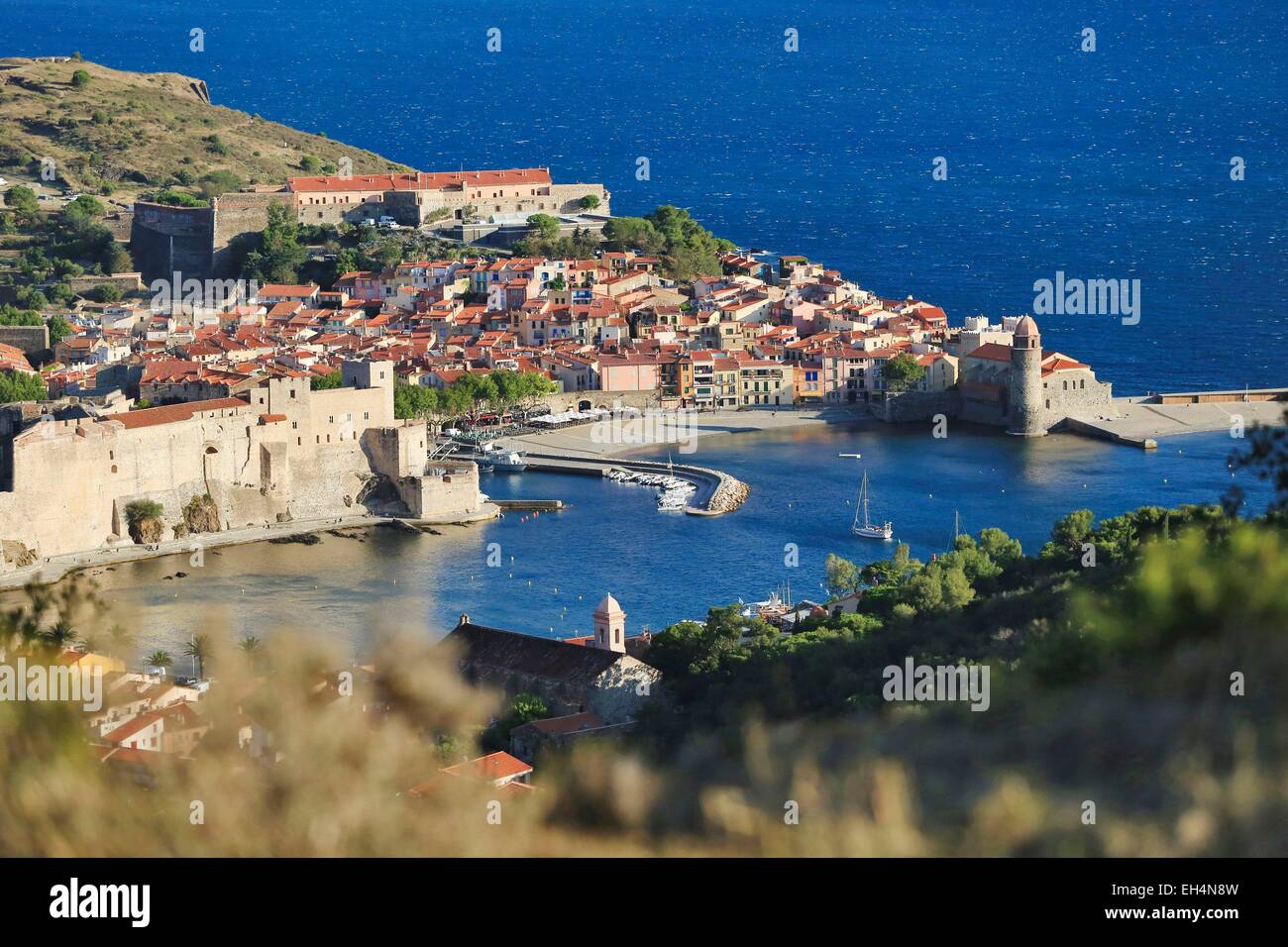 France, Pyrénées Orientales (66), Collioure, Point de vue sur le village de Collioure et le ruisseau Baleta depuis St Elme Fort Banque D'Images