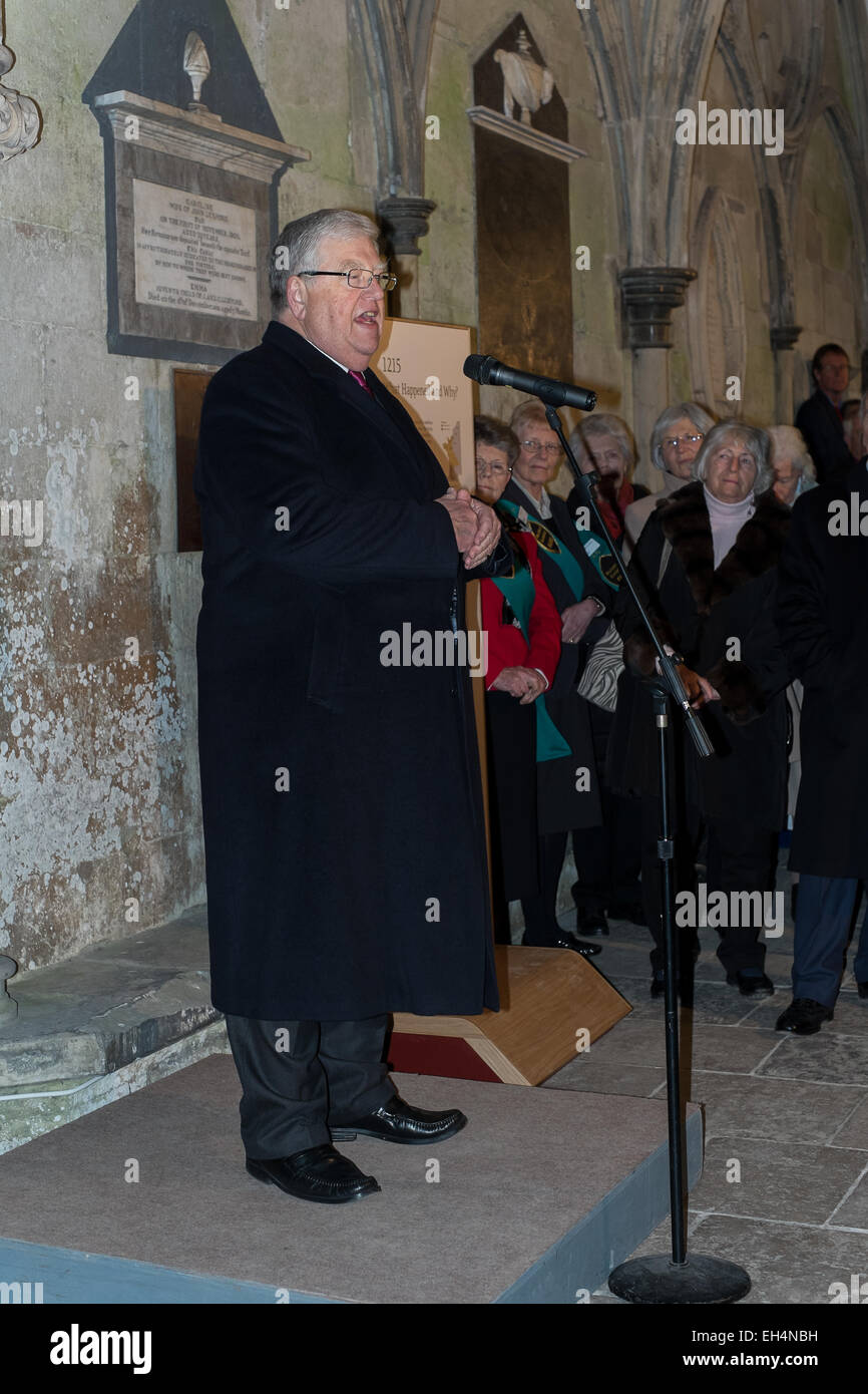 SSalisbury, Wiltshire, Royaume-Uni. 6 mars, 2015. Robert ancien député touche la cathédrale d'ouverture de neuf Grande Charte de l'exposition. Crédit : Paul Chambers/Alamy Live News Banque D'Images