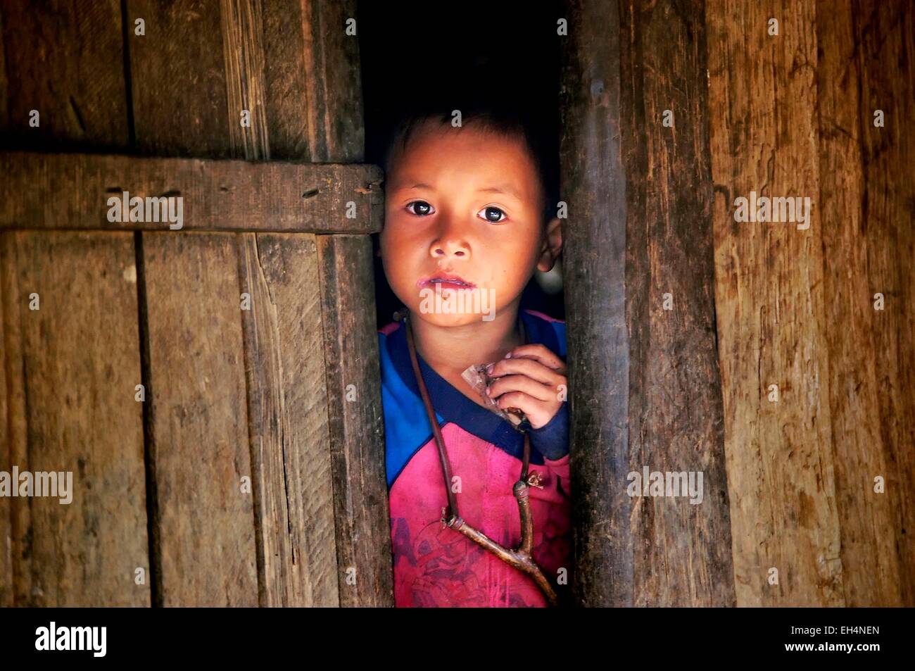 Laos, Luang Namtha, Nam Ha Npa, enfant dans un village Banque D'Images