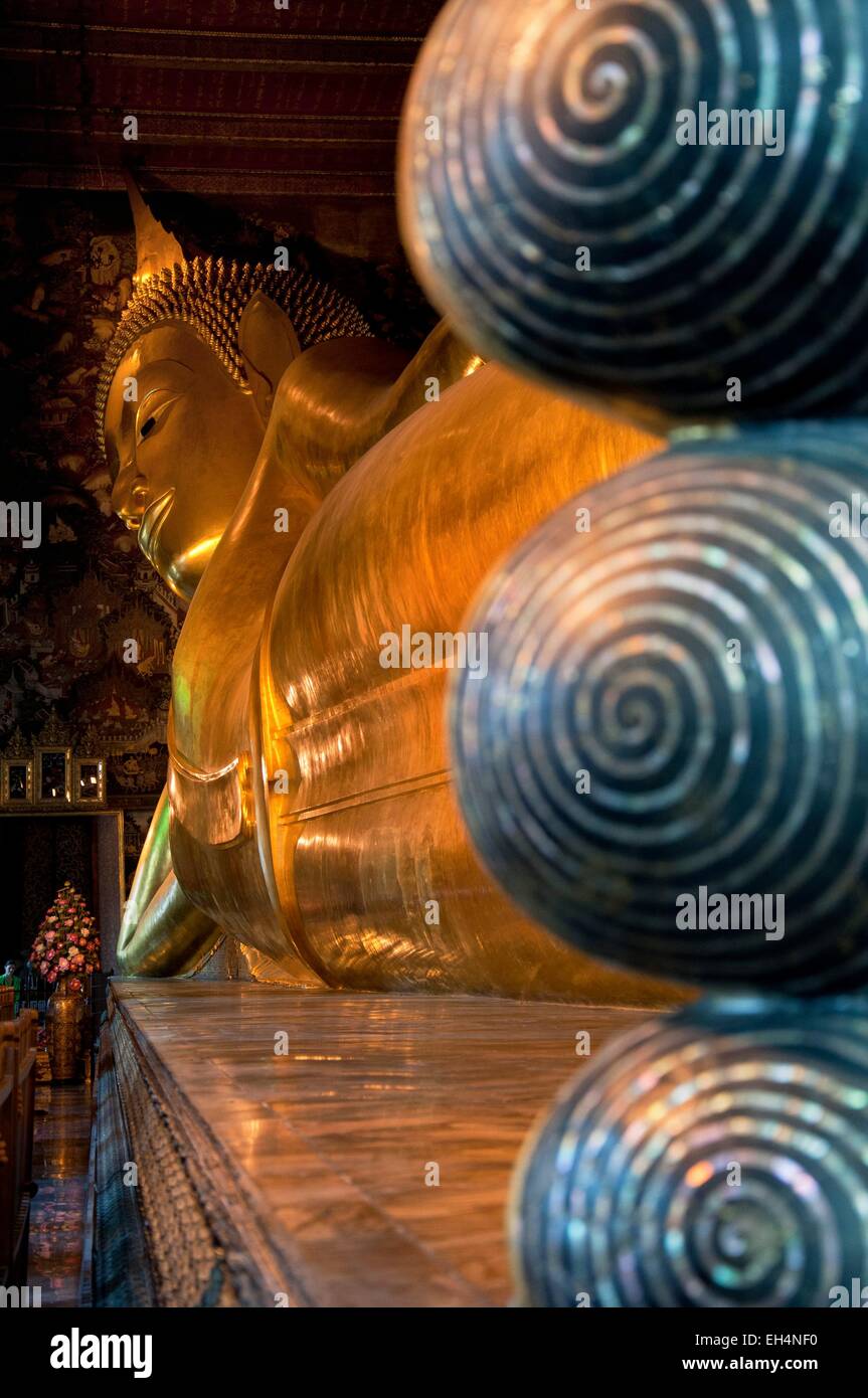 Thaïlande, Bangkok, Wat Pho, grande statue de Bouddha couché d'or Banque D'Images
