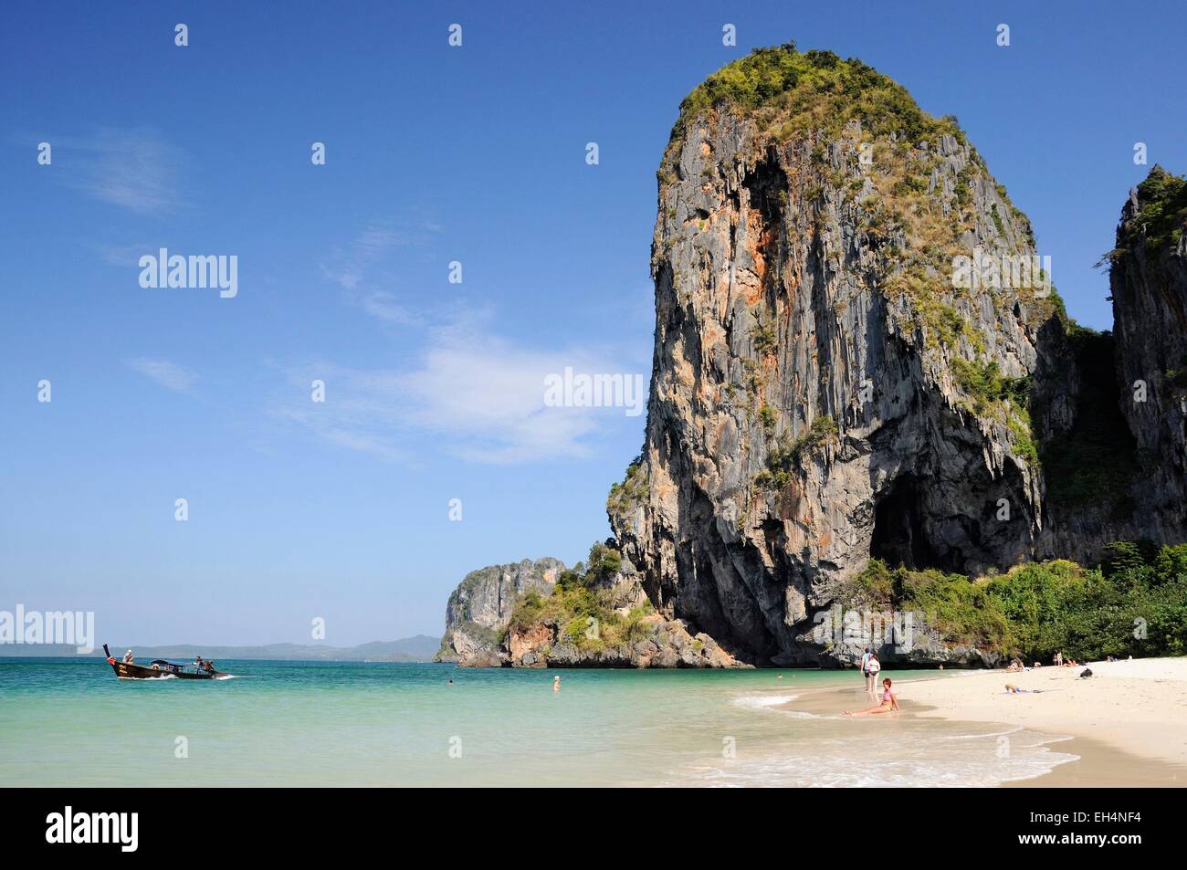 La Thaïlande, Krabi, Railay, Hat Phra Nang, la belle plage de Phra Nang Railay avec falaises calcaires et de l'eau claire comme du cristal Banque D'Images