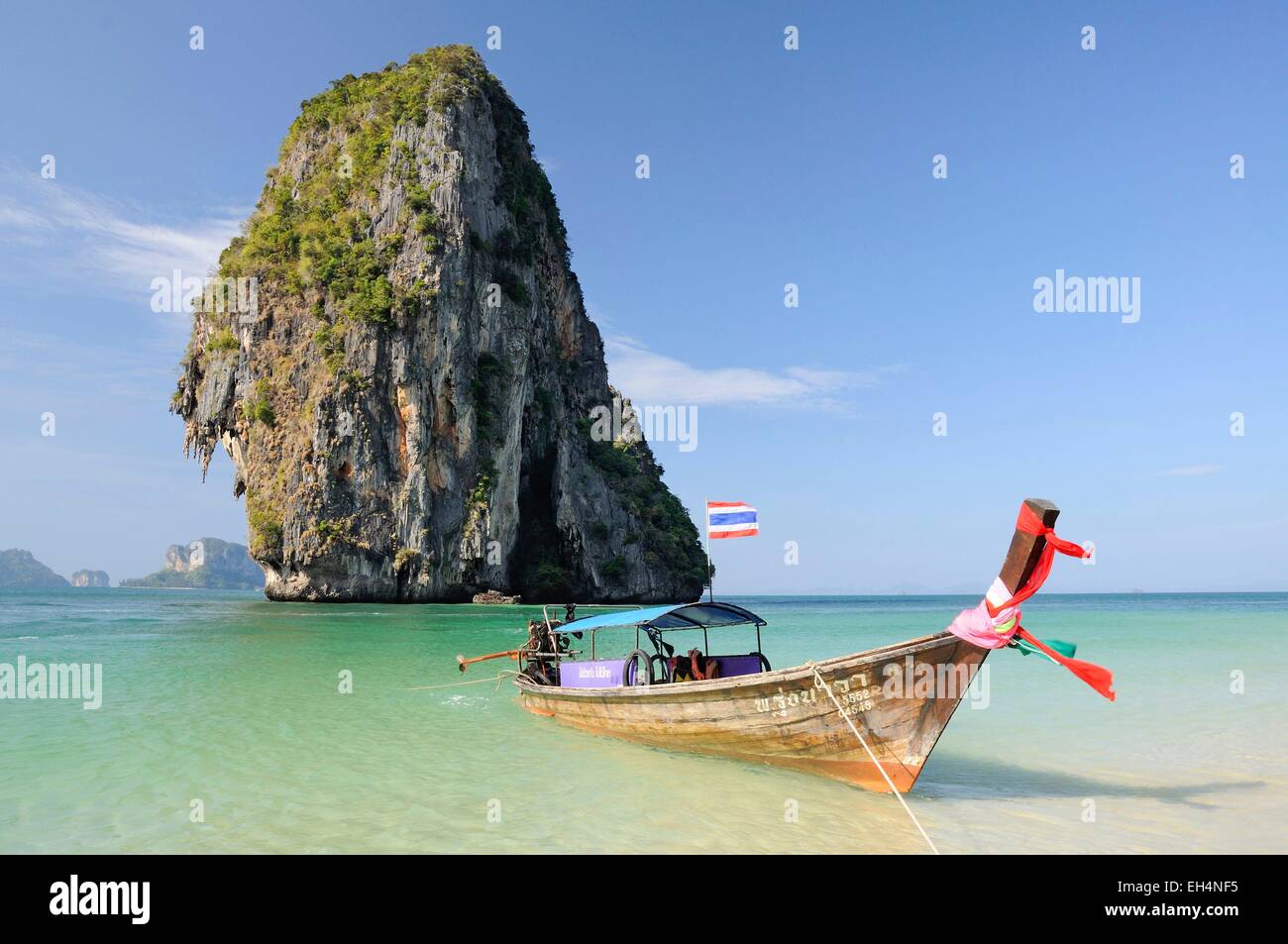 La Thaïlande, Krabi, Railay, Hat Phra Nang, une eau cristalline, bateau "long tail et karsts calcaire vue de la magnifique plage de Phra Nang Railay Banque D'Images