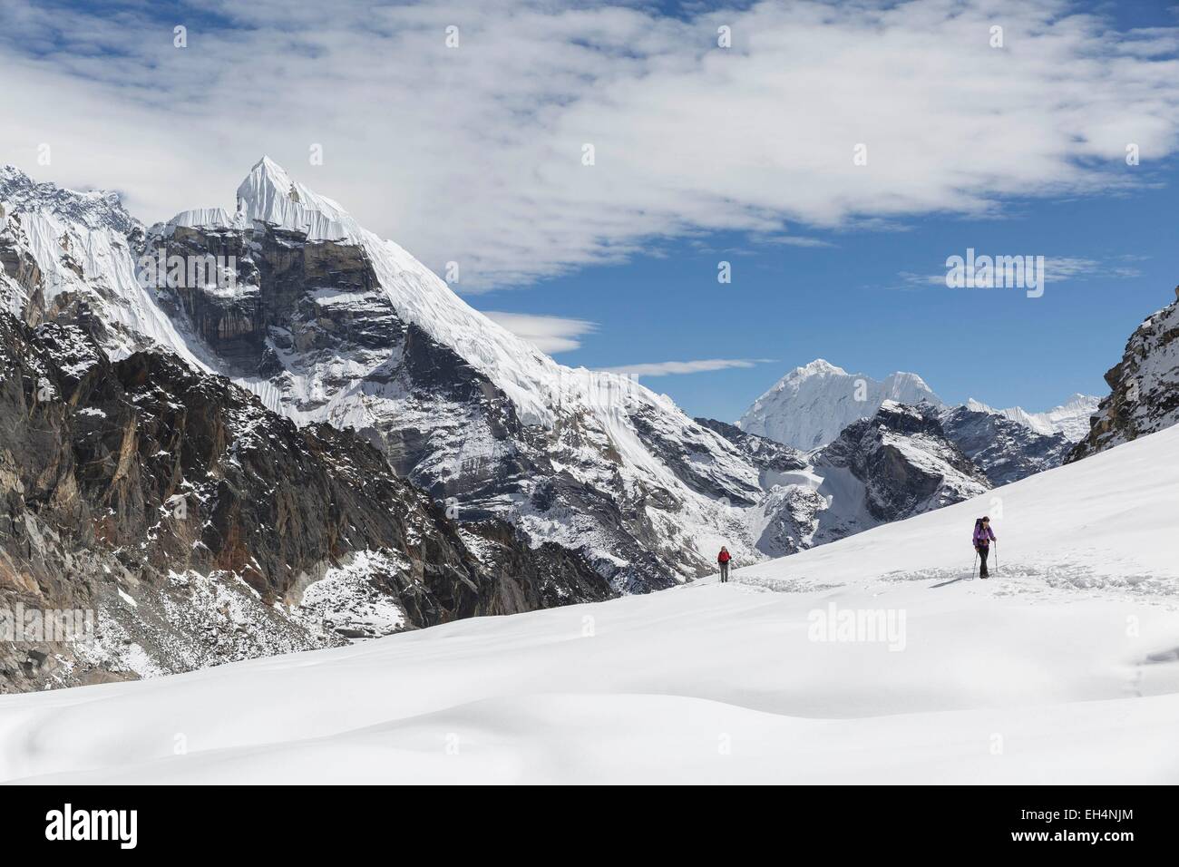 Le Népal, parc national de Sagarmatha, inscrite au Patrimoine Mondial de l'UNESCO, District de Solu Khumbu, grimpeurs traversant le Cho La glacier et Lobuche peak Banque D'Images