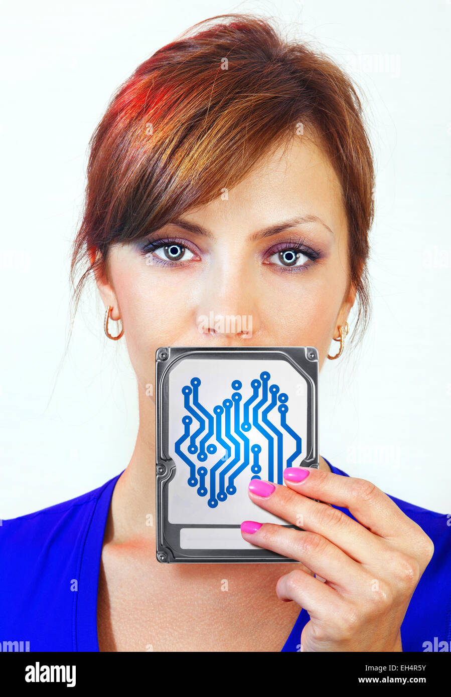 Belle femme détient android appareil numérique sur sa main Banque D'Images