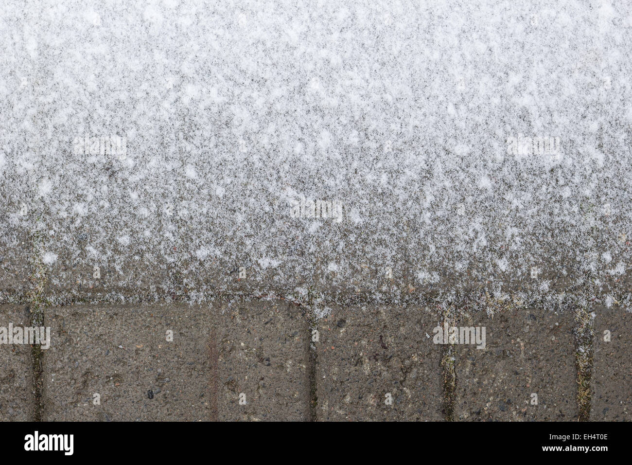 Carreaux en ciment sur le sol recouvert de neige, vue d'en haut Banque D'Images