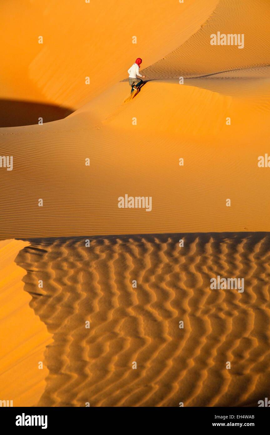 Emirats arabes unis, Abu Dhabi, oasis de Liwa, Moreeb Hill, Tal Mireb, femme dans les dunes de sable du désert du Rub Al Khali (quart vide) Banque D'Images