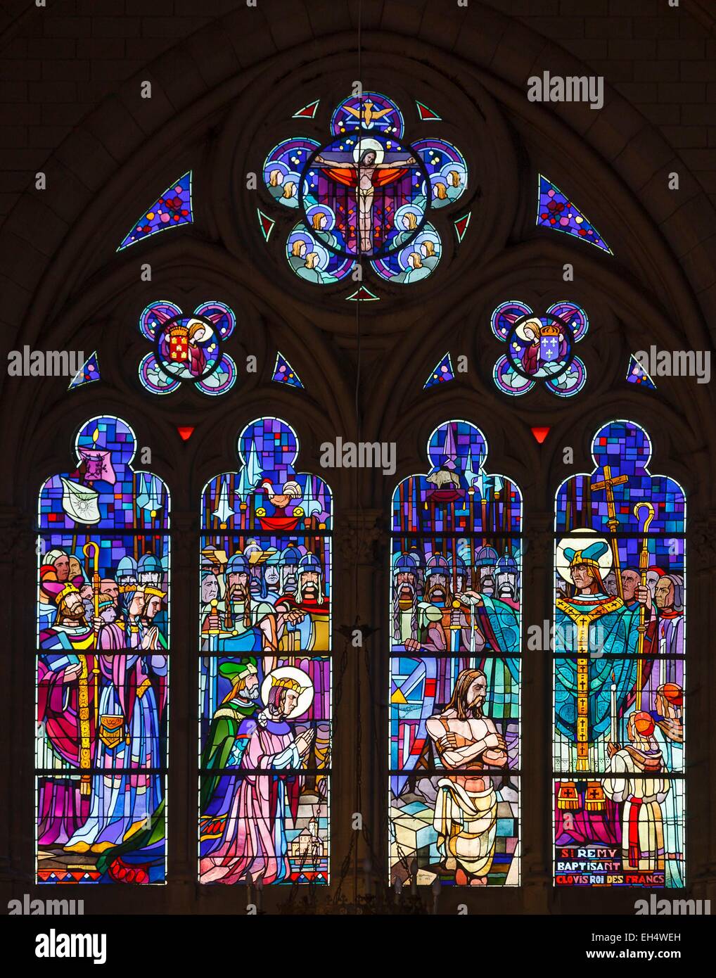 France, Vendée, Soulans, vitrail représentant le baptême de Clovis par Raphaël Lardeur artisan verrier Banque D'Images