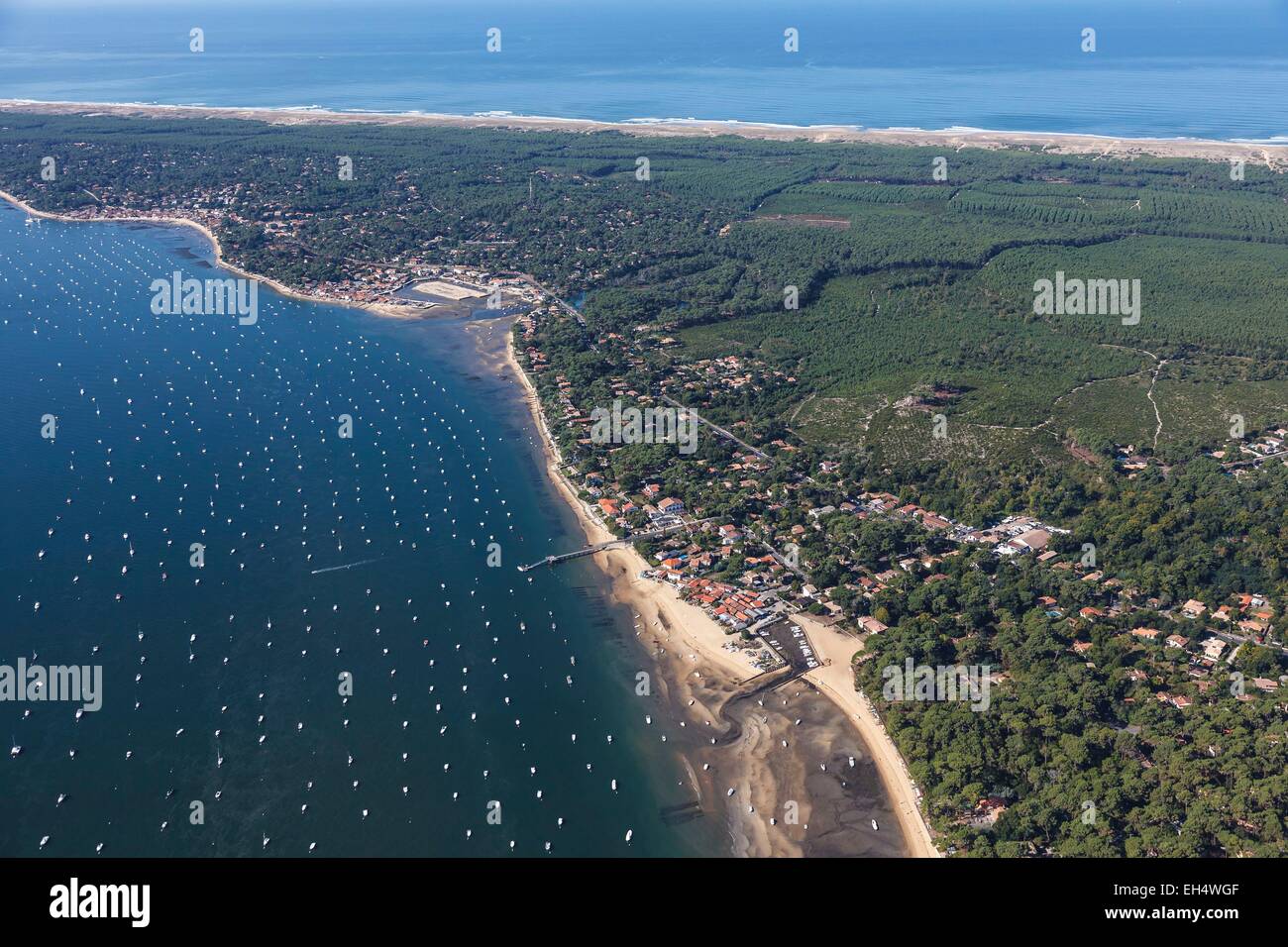 France, Gironde, Lege Cap Ferret, le Piquey, la station balnéaire sur la Bassin d'Arcachon et la forêt de pins (vue aérienne) Banque D'Images