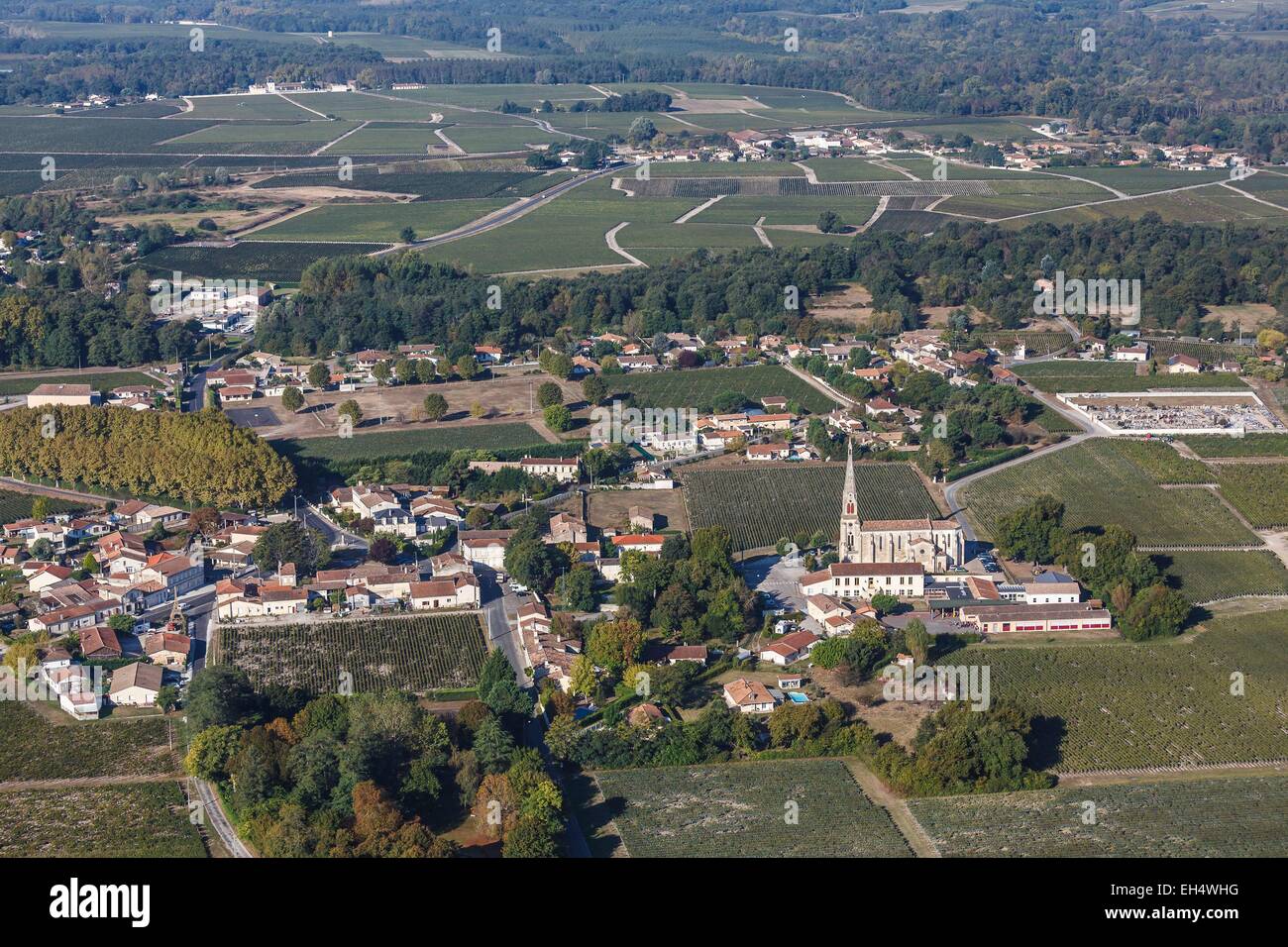 France, Gironde, Soussans, le village entouré de vignobles de Margaux (vue aérienne) Banque D'Images