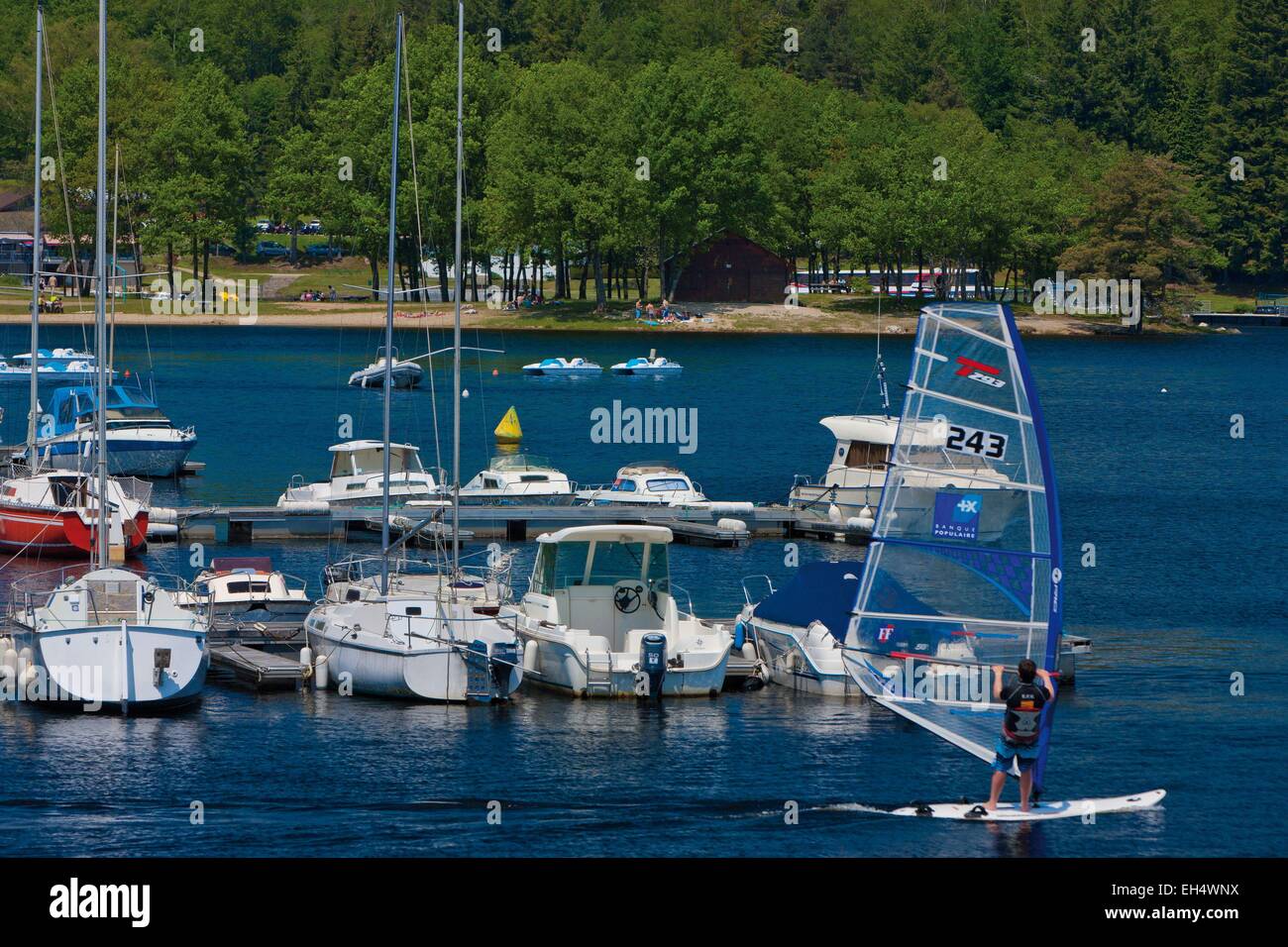 France, Haute Vienne, lac de Vassivière, planche sur un lac de