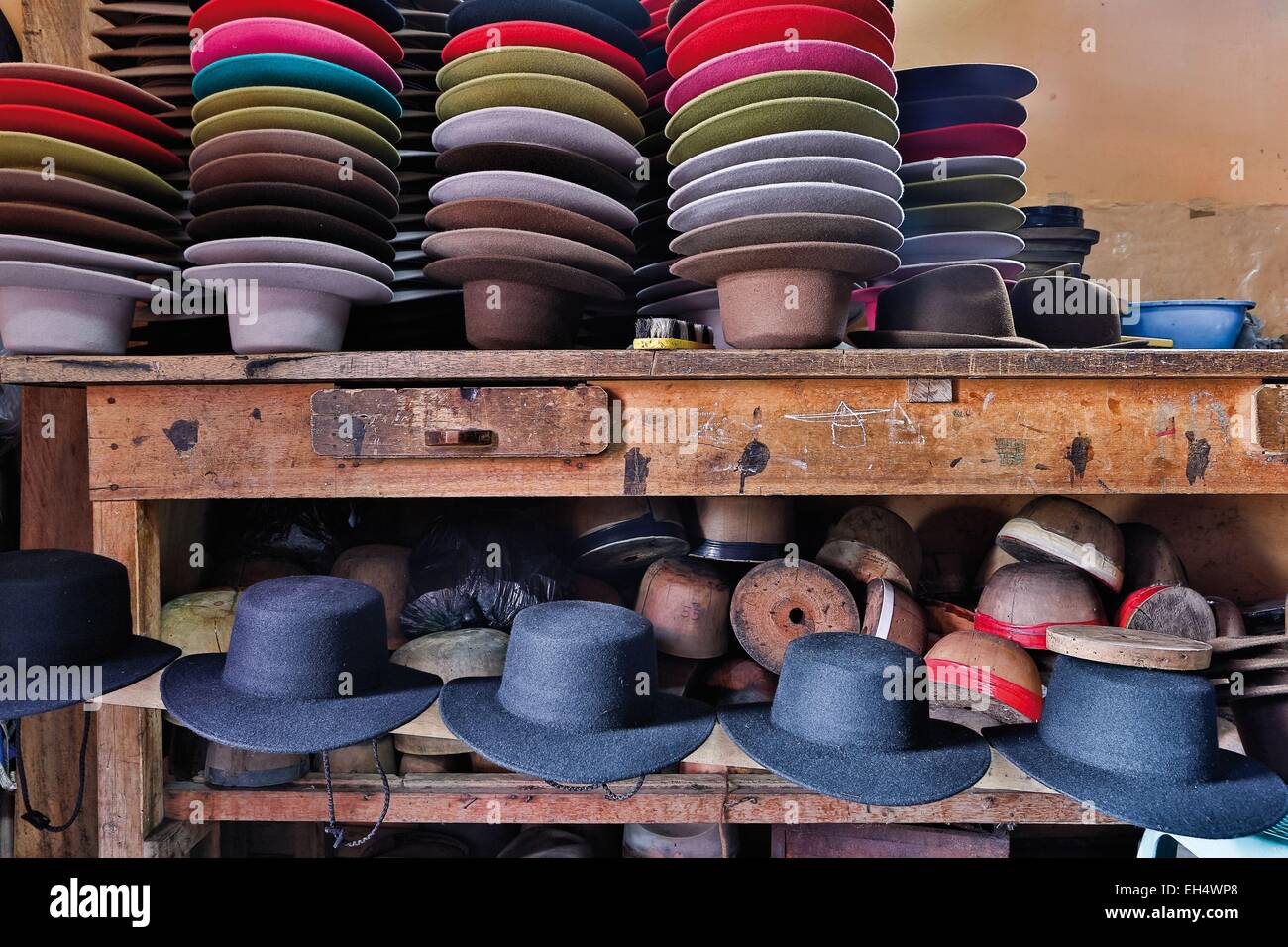 L'Équateur, Imbabura, Iluman, des chapeaux de feutre stockées dans un atelier  chapeaux artisanaux Photo Stock - Alamy