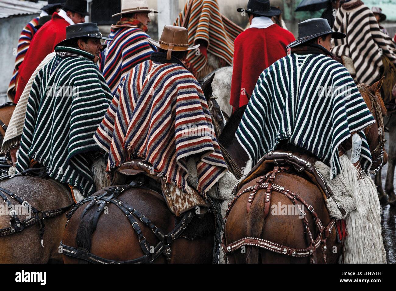 L'Équateur, Quito, Pelileo, concentration de cavaliers en poncho traditionnel au cours d'une célébration festive locale Banque D'Images