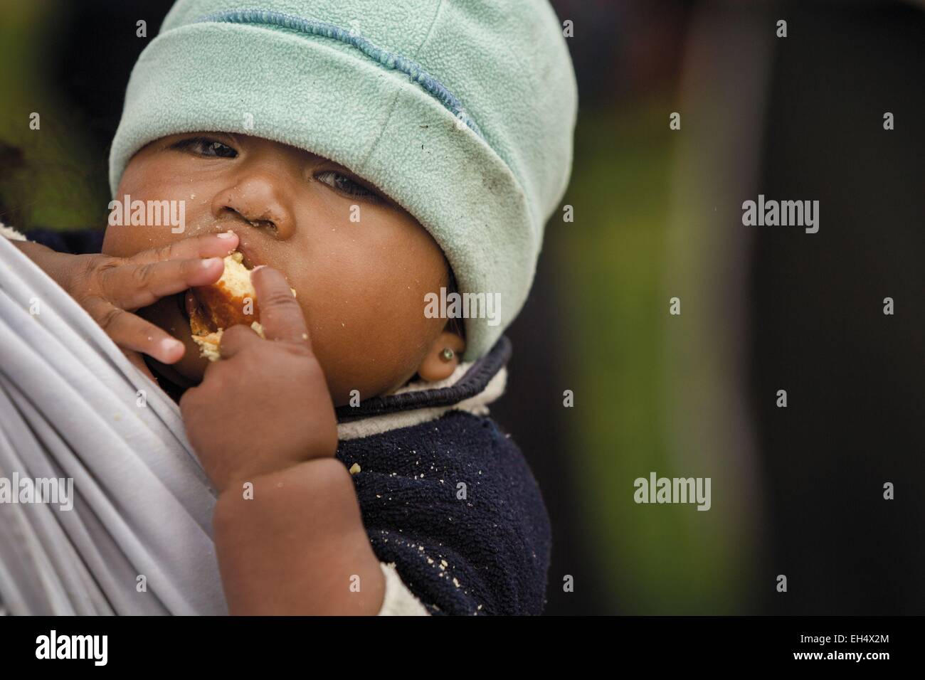 L'Équateur, Cotacaxi Intyrami, d'Imbabura, jour, portrait d'un petit goût d'être à l'arrière de sa mère pendant les festivités Banque D'Images