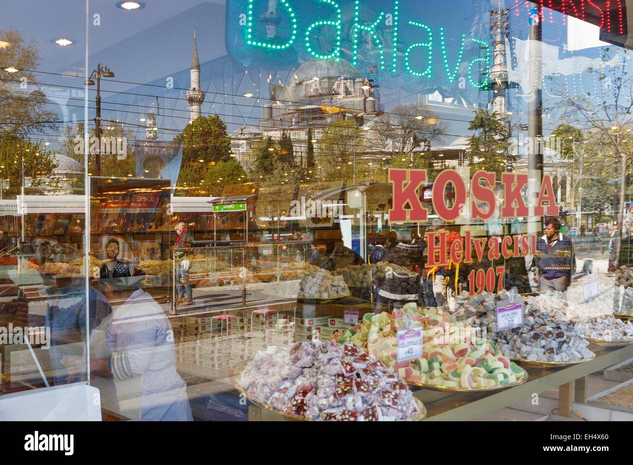 La Turquie, Istanbul, quartier de Beyazit, reflet de la rue et de la mosquée de beyazit dans la fenêtre d'une candice store Banque D'Images