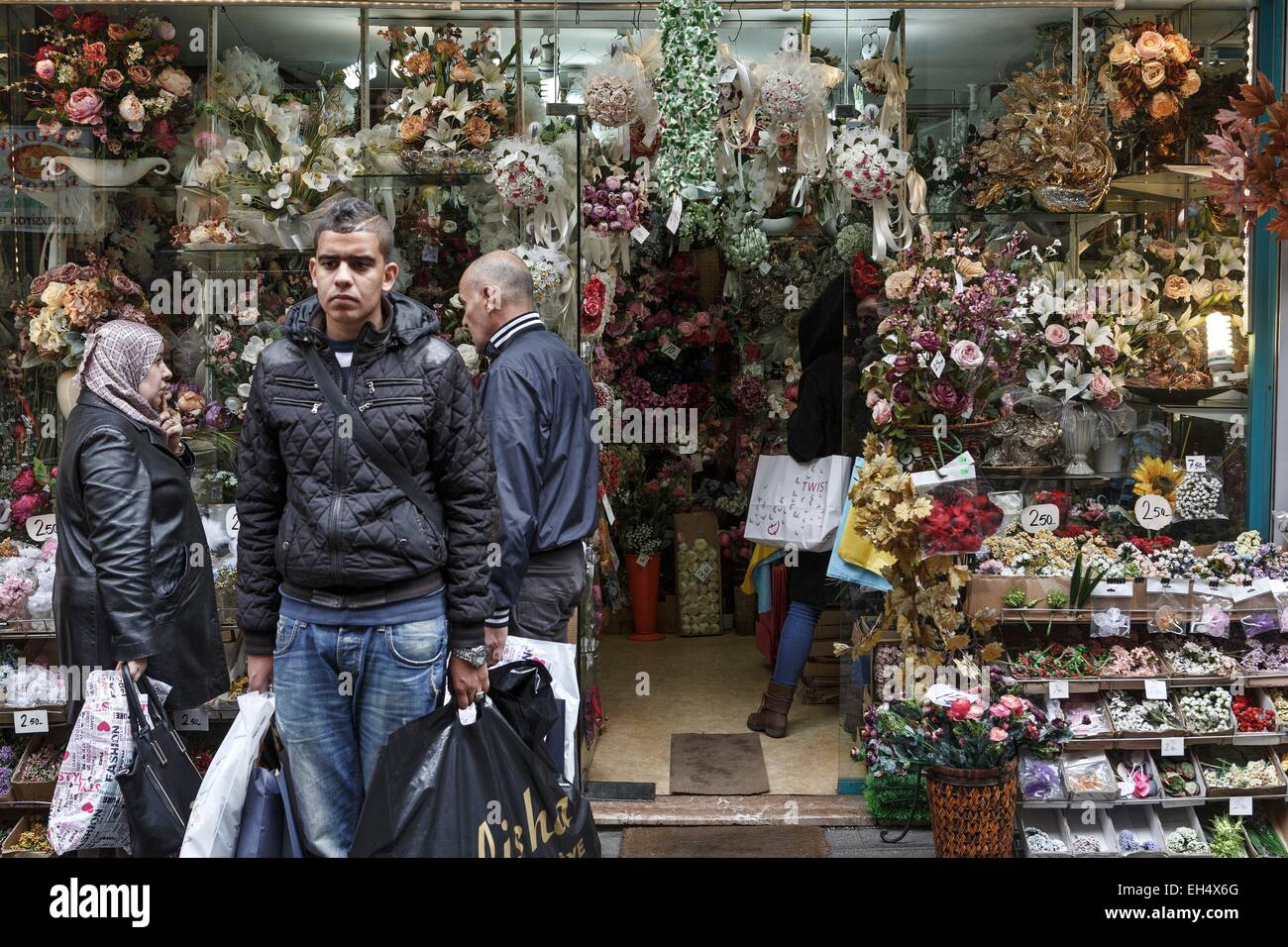 La Turquie, Istanbul, Mercan, clients dans un fleuriste Banque D'Images