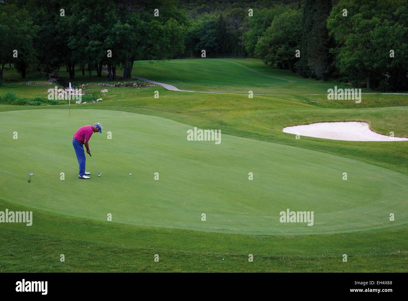 France, Alpes Maritimes, Grasse, golfeur sur un terrain de golf de l'été provençal Banque D'Images