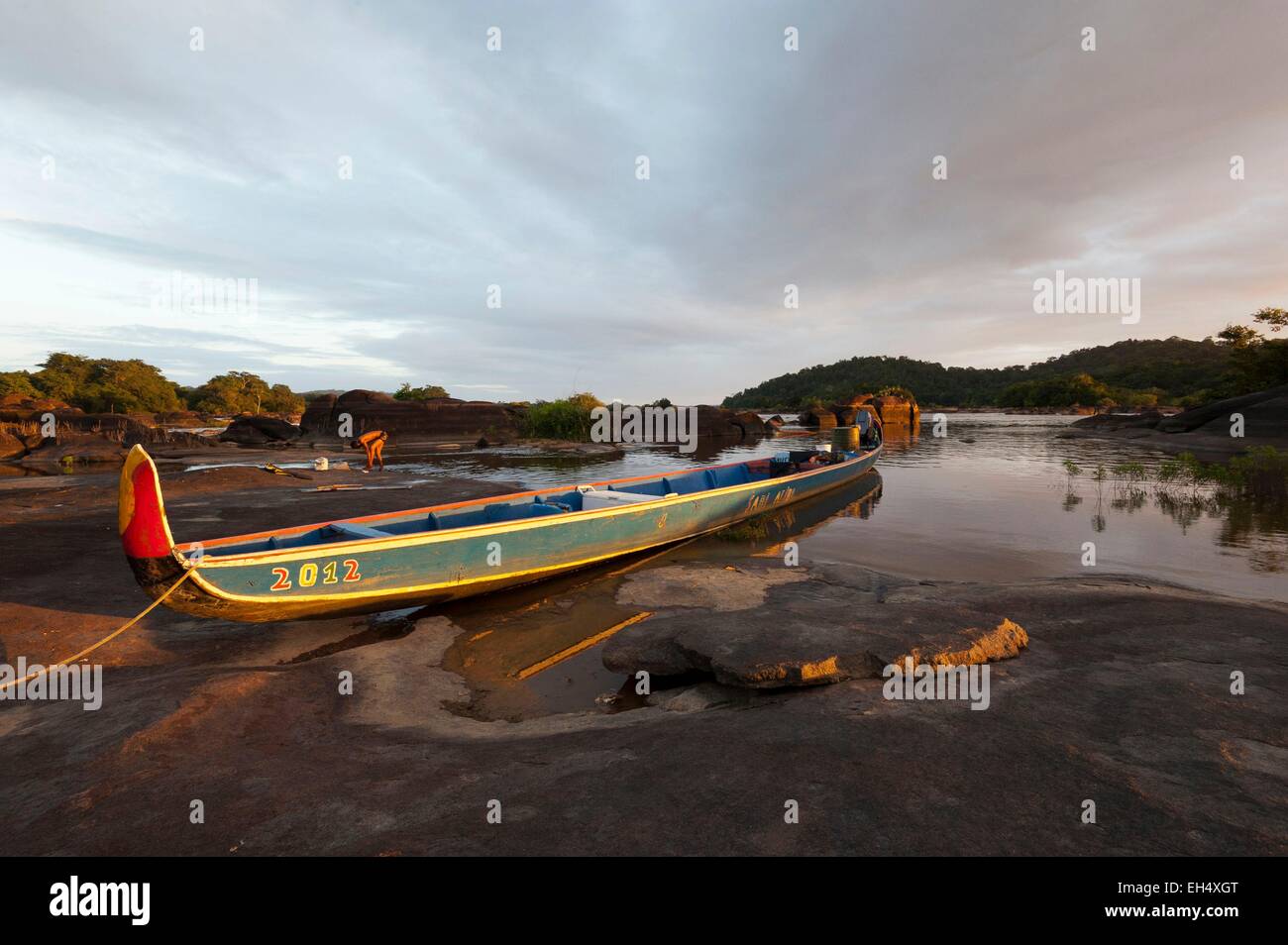 France, Guyane, Parc amazonien de Guyane (Parc amazonien de la Guyane), l'abattis Cottica, Lawa River En aval de la rivière Maroni, homme solitaire et sa pirogue au coucher du soleil, dans un endroit appelé grands rochers Banque D'Images