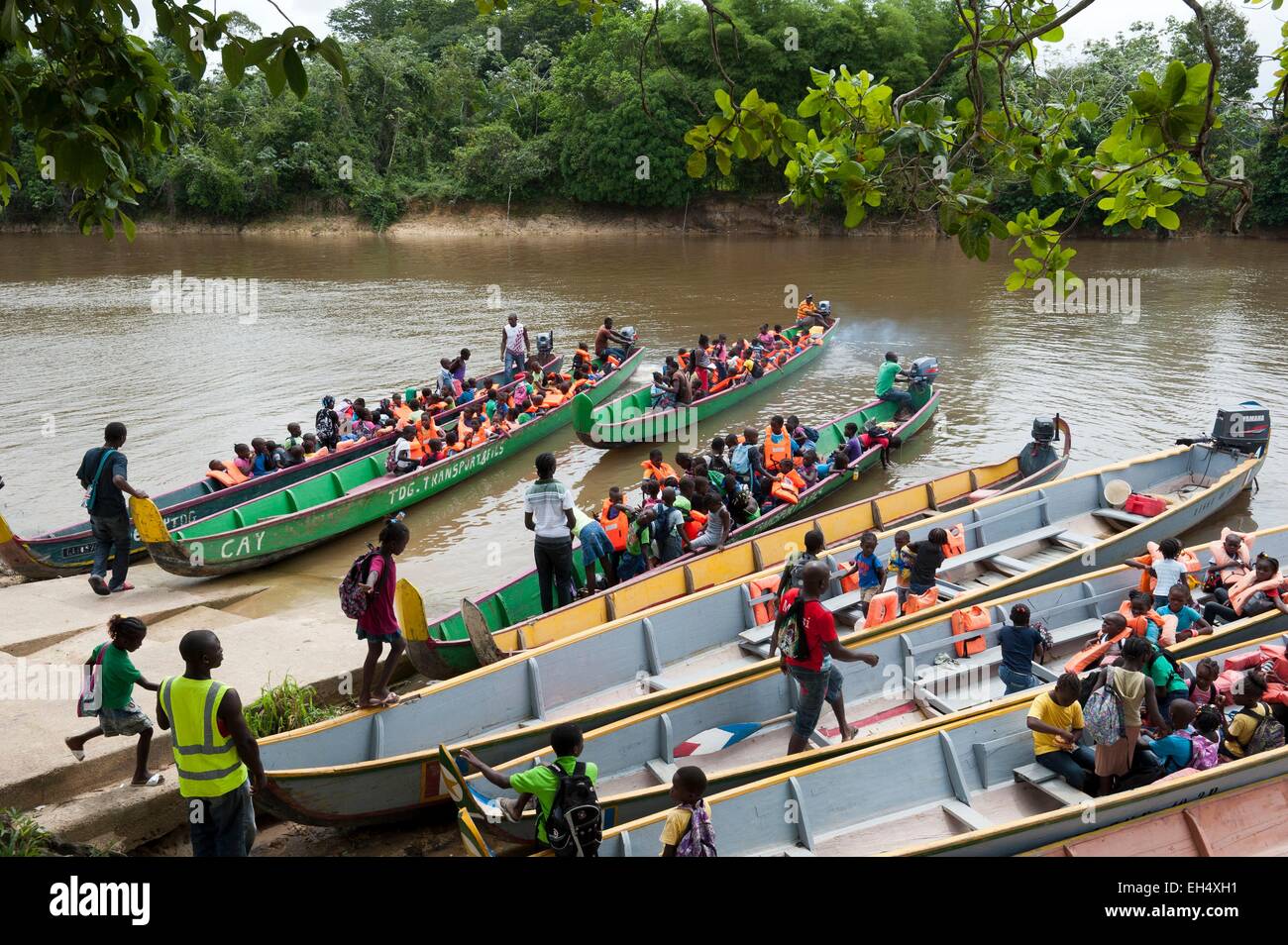 France, Guyane, Parc amazonien de Guyane (Parc amazonien de la Guyane), Mofina, pirogues de transport scolaire sur le Lawa, en aval de devenir le Maroni River Banque D'Images