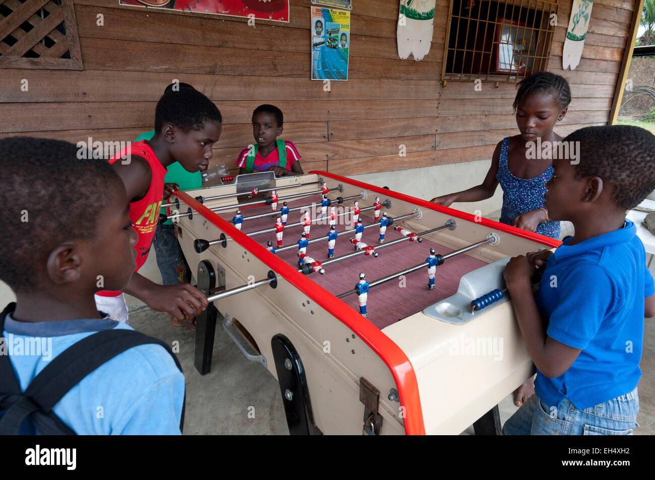 France, Guyane, Parc amazonien de Guyane (Parc amazonien de la Guyane), Mofina, les enfants qui jouent au baby-foot Banque D'Images