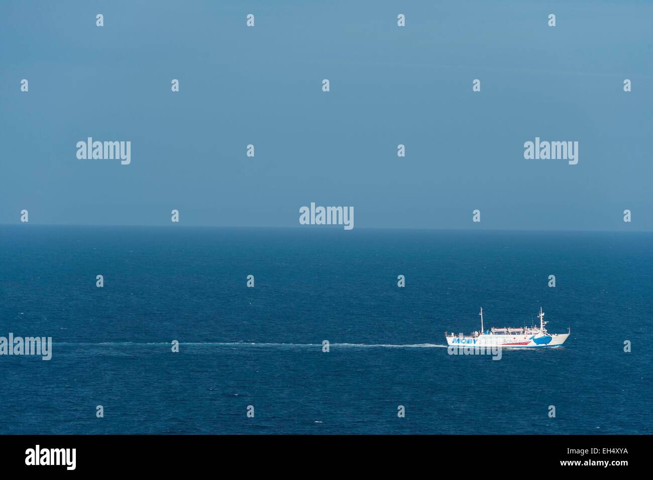France, Corse du Sud, Bonifacio, ferry au large de Bonifacio Banque D'Images