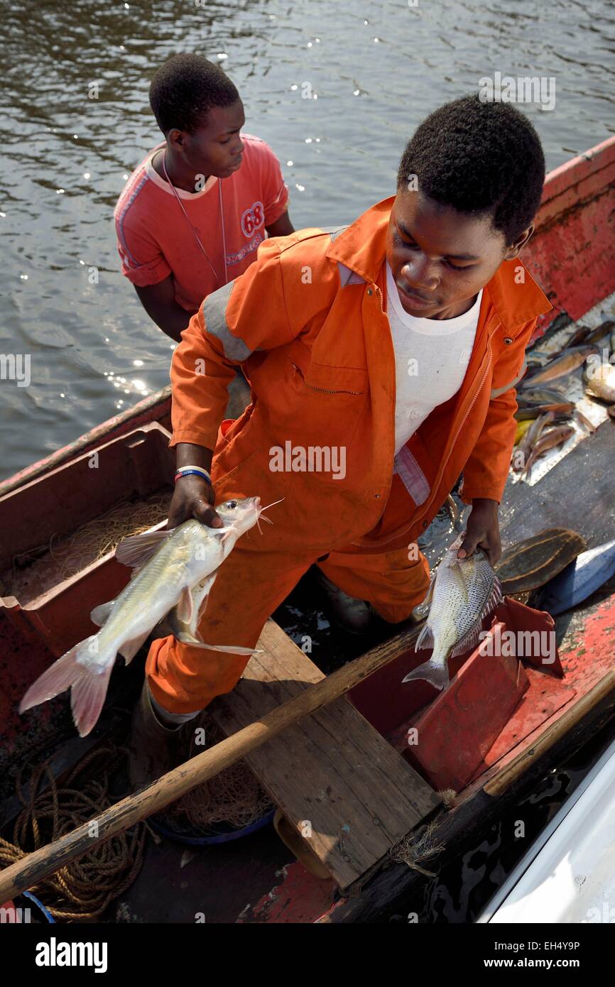 Le Gabon, Ogooue-Maritime Province, les pêcheurs en canoë sur l'un de l'Ogooue river branch Banque D'Images