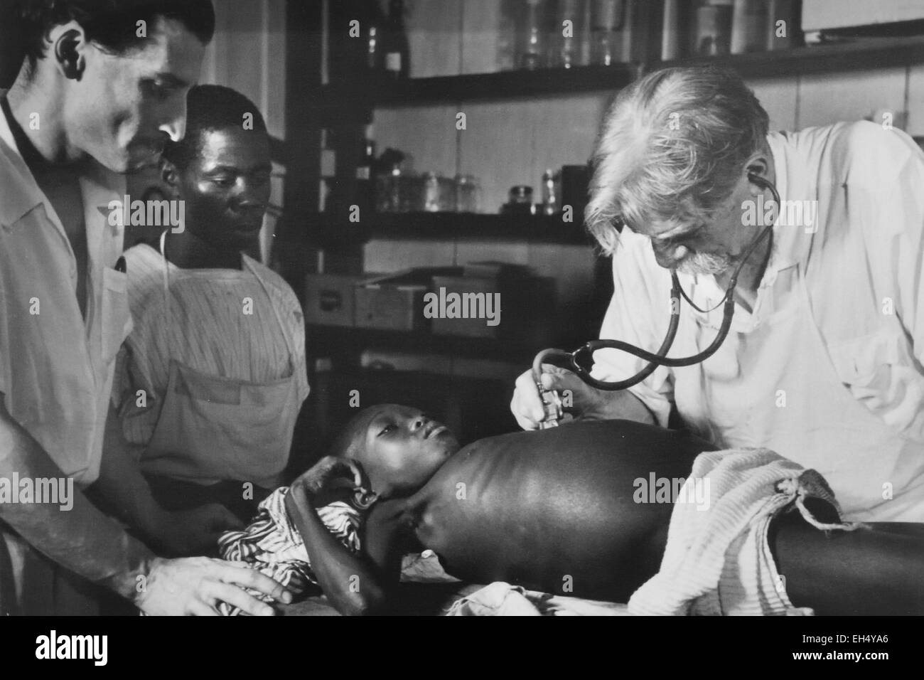 Moyen-Ogooué Gabon, Province, Lambaréné, HÔPITAL ALBERT SCHWEITZER, Albert Schweitzer avec M. Percy et Pierre Piebye infirmière à l'écoute de la poitrine du patient (photo d'archives) Banque D'Images