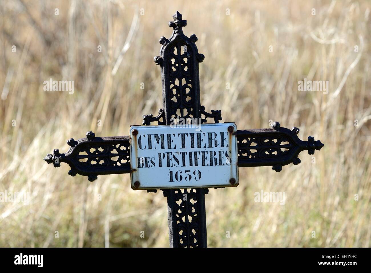 France, Doubs, chapelle des bois morts, cimetière Pestiférés durant la guerre de 1O ans de 1635 à 1644, cross Banque D'Images