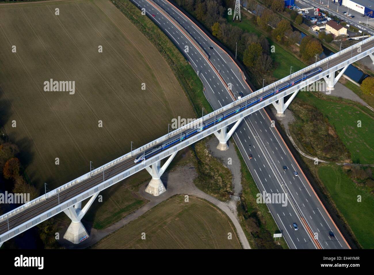 La France, Territoire de Belfort, Bermont, Viaduc de la Savoureuse, direction générale de la ligne LGV TGV Est et à travers le livre (vue aérienne) Banque D'Images
