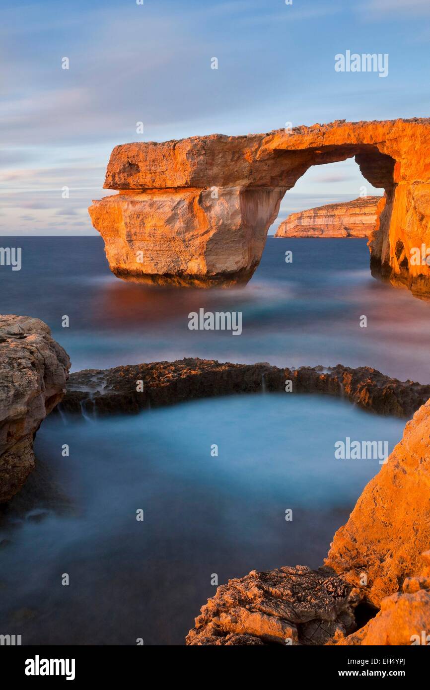 Malte, l'île de Gozo, l'arche naturelle de la fenêtre d'Azur Banque D'Images