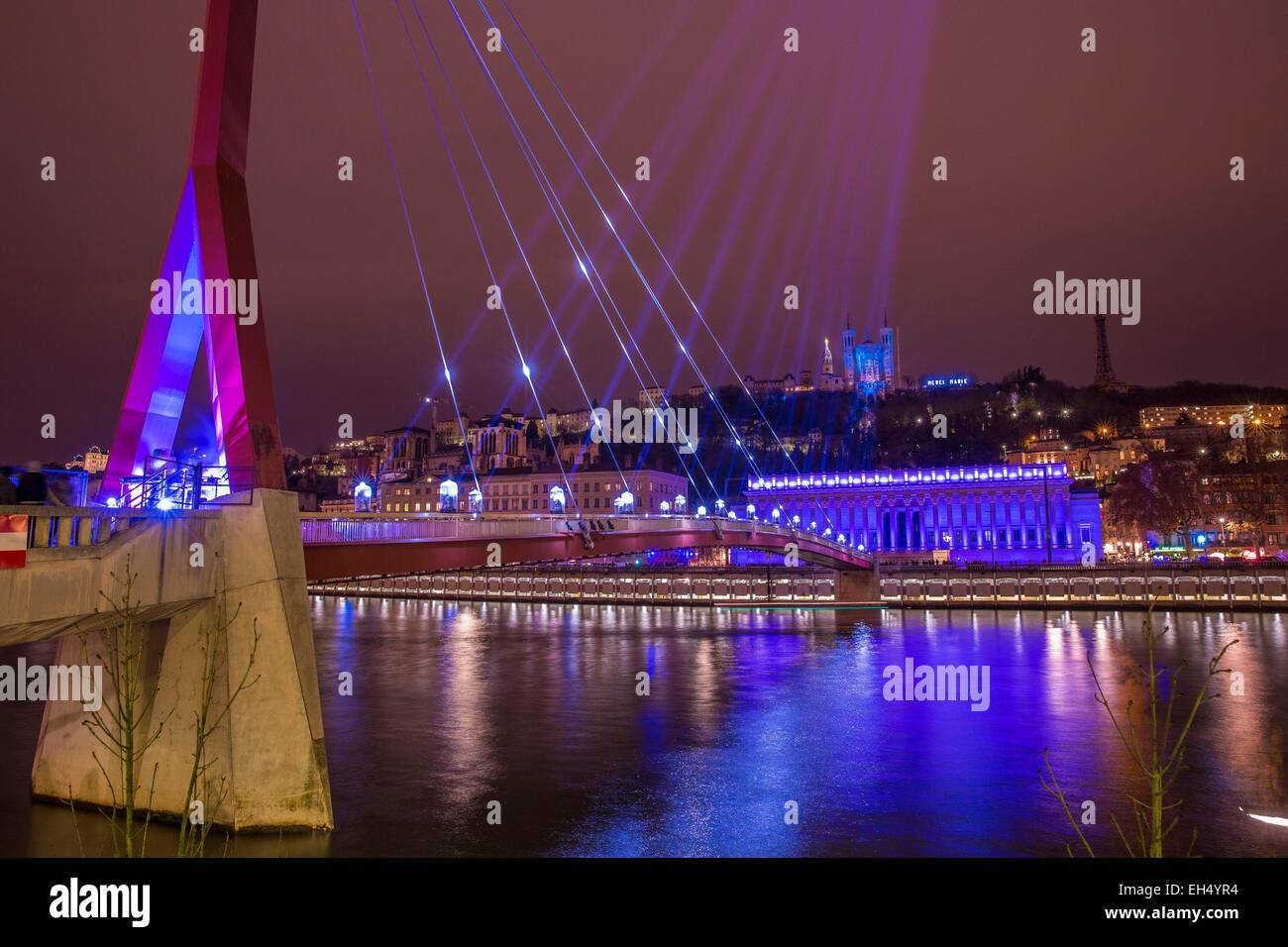 France, Rhône, Lyon, site historique classé au Patrimoine Mondial par l'UNESCO, de la passerelle du Palais de Justice sur la Saone reliant l'arrondissement de Lyon avec le quartier de Vieux Lyon, vue de Notre dame de Fourvière et le quai Romain Rolland, le FET Banque D'Images