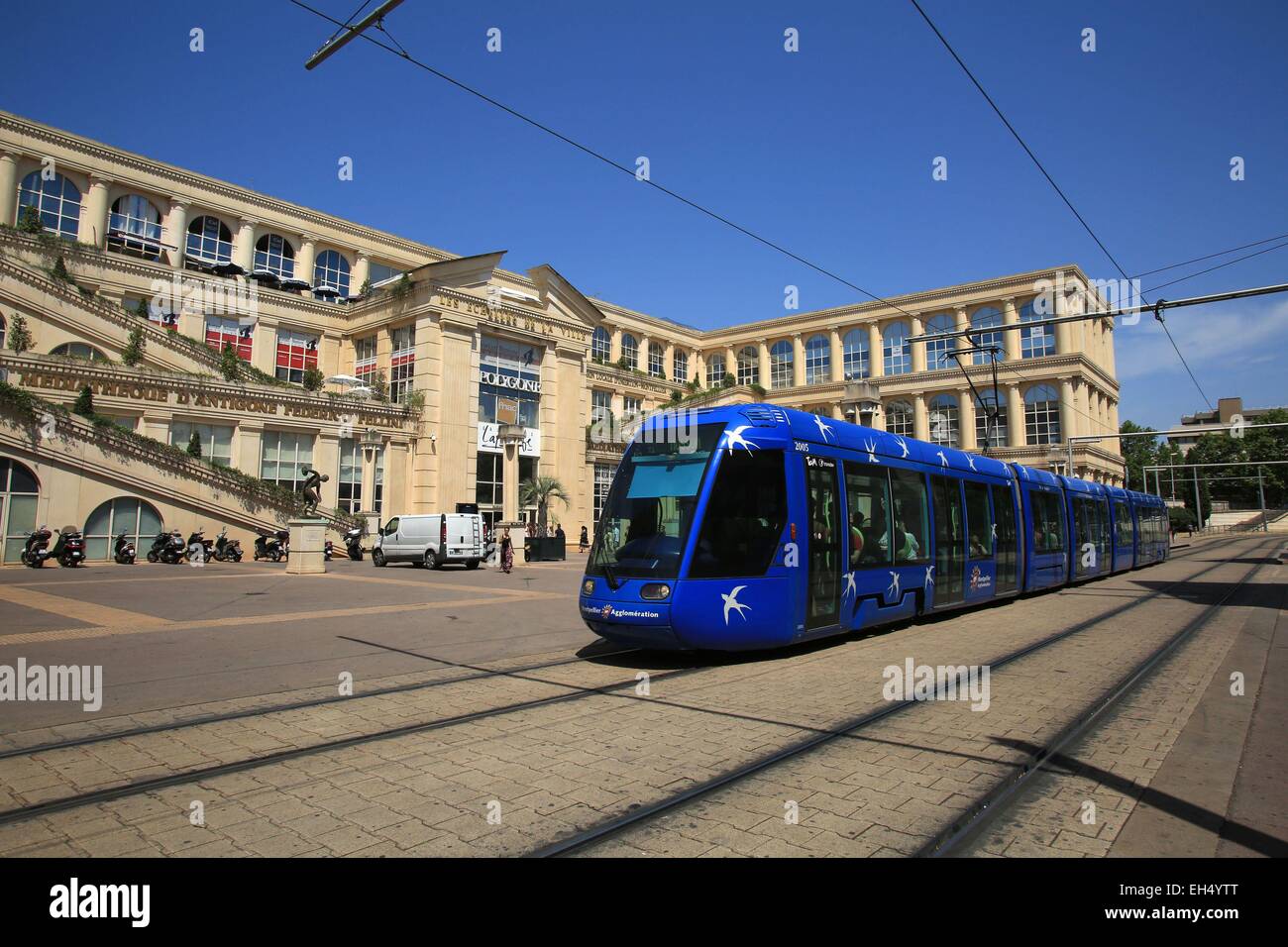La France, Hérault, Montpellier, tramway n°1 s'arrête à Antigone, au pied du centre commercial Polygone (architecte Ricardo Bofill) Banque D'Images
