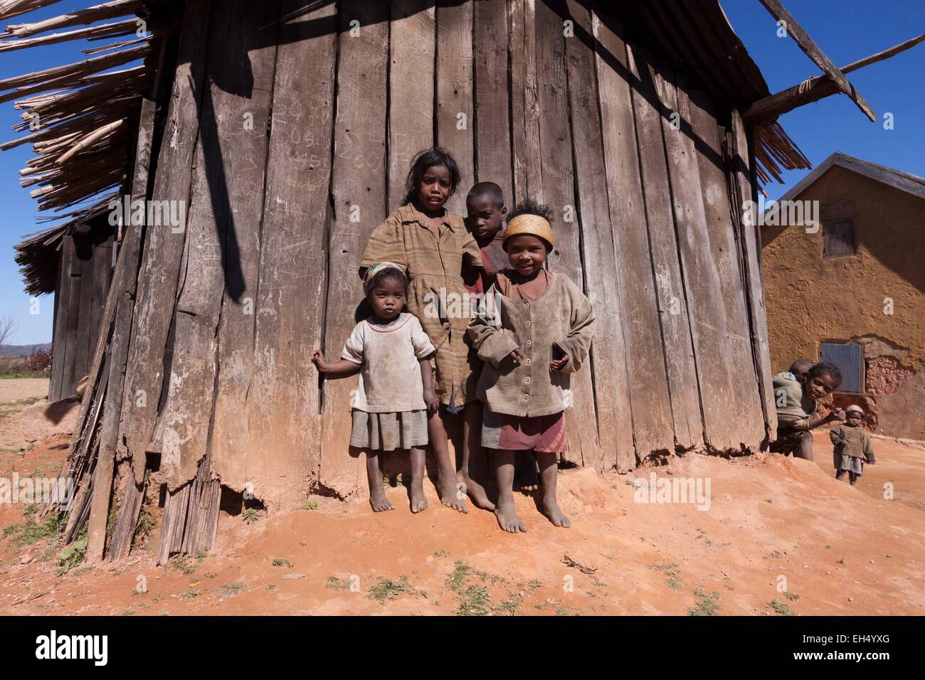 Madagascar, région Amoron'i Mania, Antoetra, les enfants devant les maisons Banque D'Images