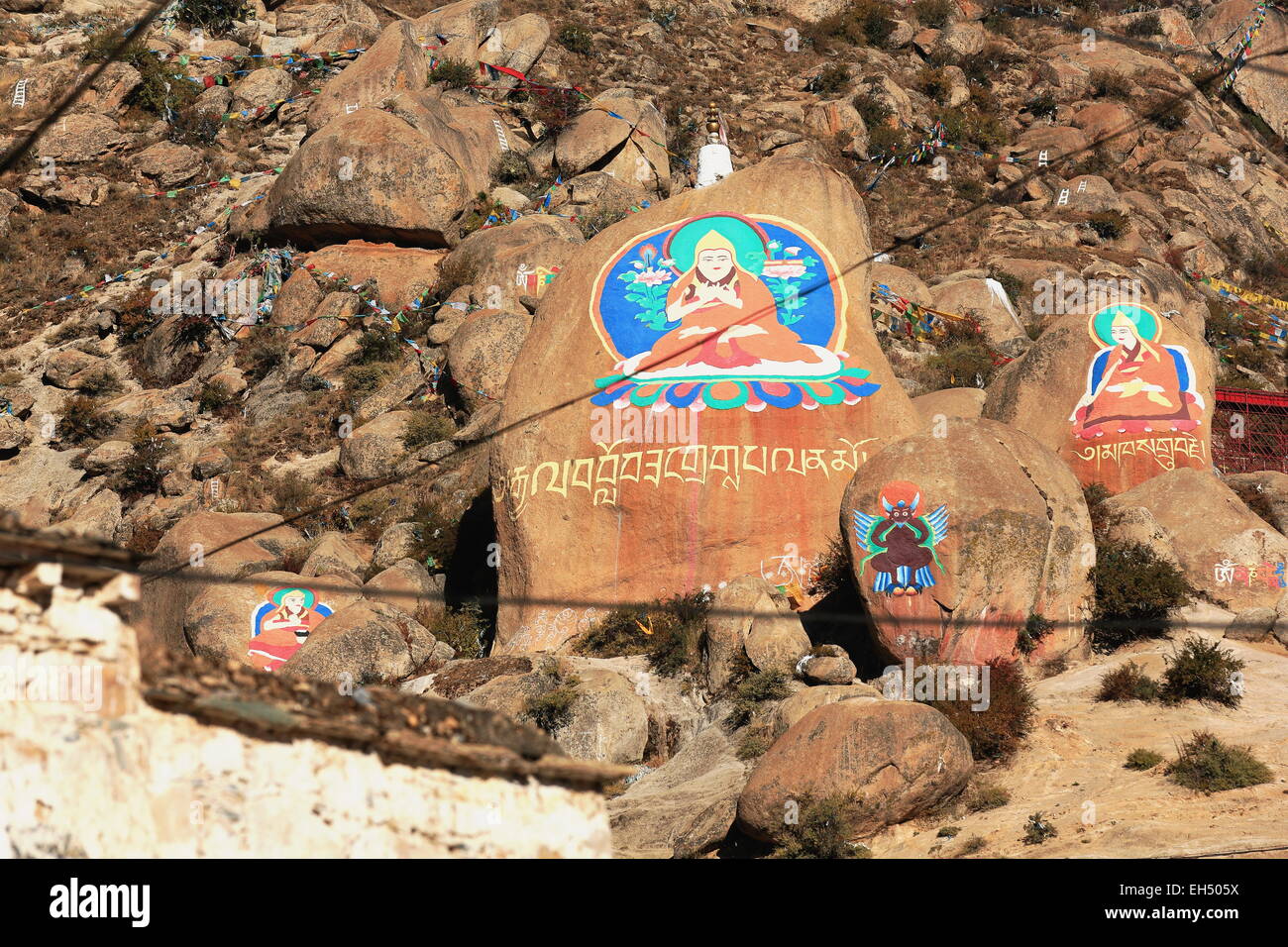 Peintures sur bouddhiste tibétain pierres mani -om mani padme hum- dans le Drepung-Rice Gelugpa-Yellow Heap monast.de Hat l'ordre. Tibet Banque D'Images