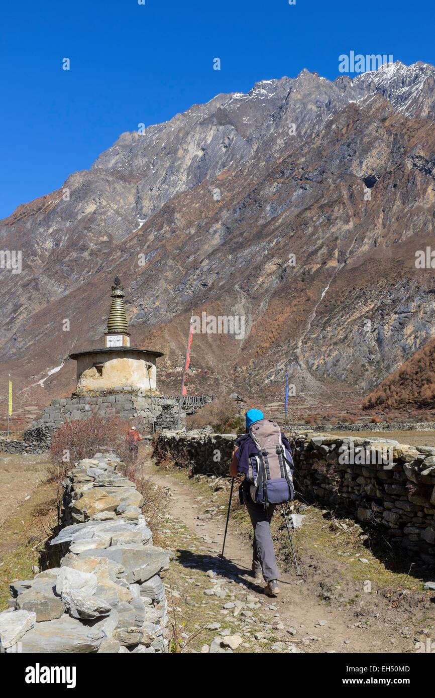 Le Népal, Gandaki zone, Tsum valley, trek dans Chhule chorten (alt.3347m) Banque D'Images