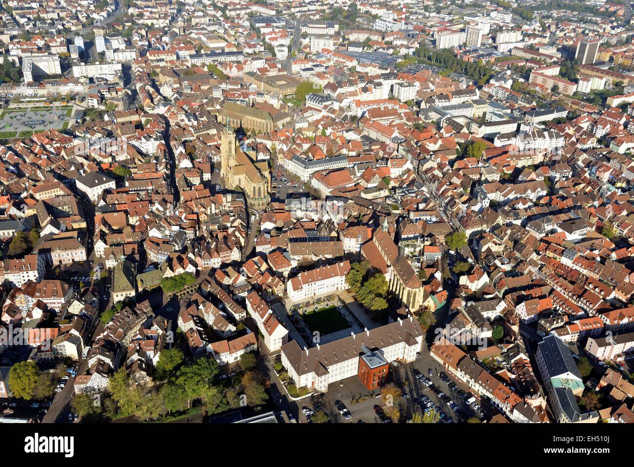 France, Alsace, Colmar, centre-ville avec la cathédrale Saint Martin et ...