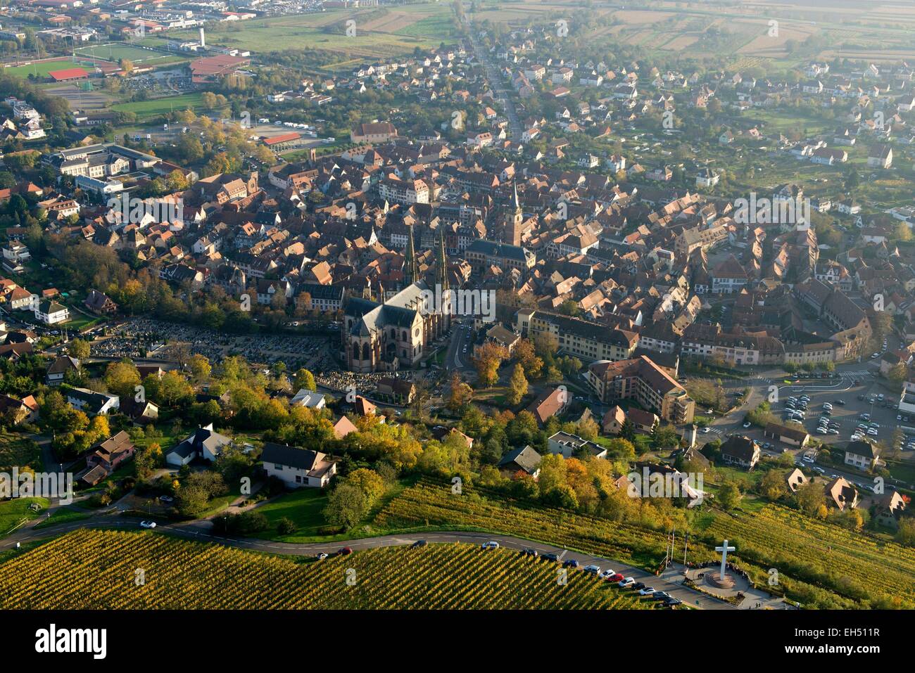 La France, Bas Rhin, Obernai avec Saint Pierre et Paul, église et chapelle tower (vue aérienne) Banque D'Images