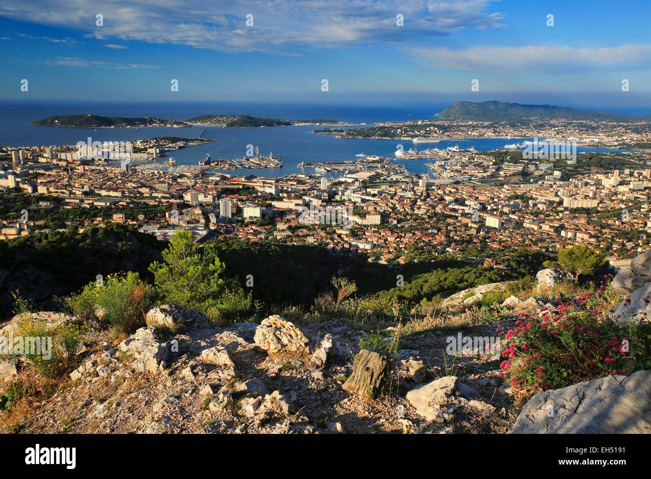 La France, Var, Toulon, Point de vue sur Toulon et son port depuis le belvédère du Mont Faron (altitude : 540 mètres) Banque D'Images
