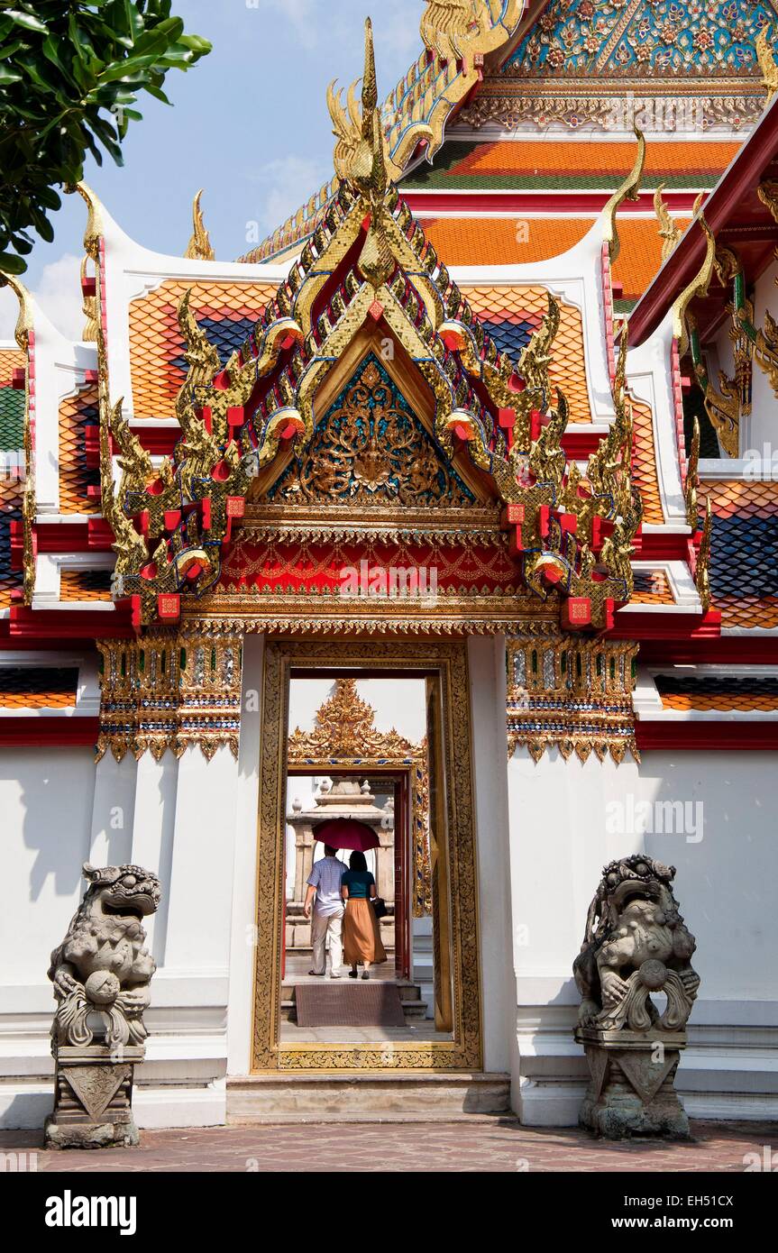 Thaïlande, Bangkok, Wat Pho, décorations de toits et portes Banque D'Images