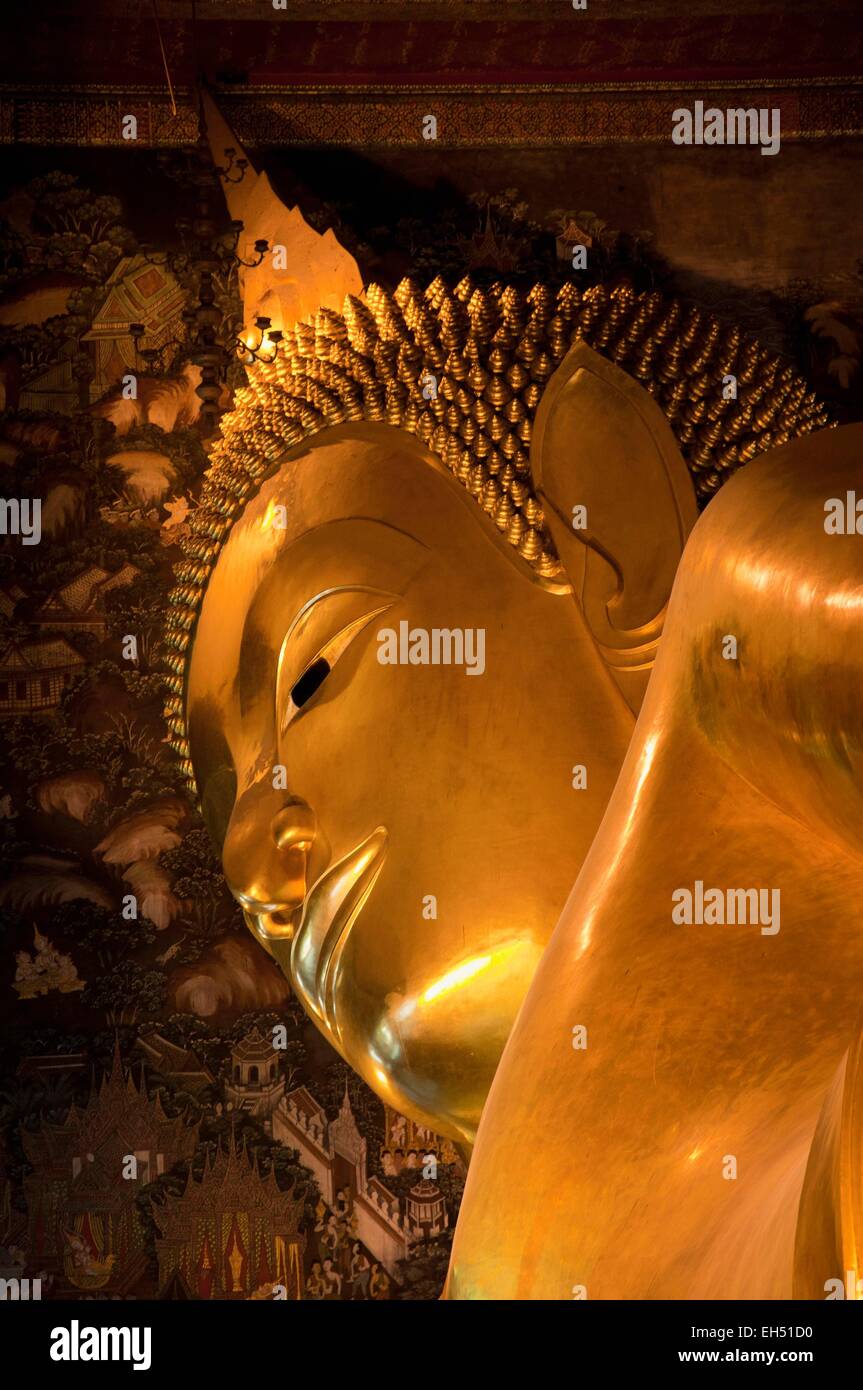 Thaïlande, Bangkok, Wat Pho, grande statue de Bouddha couché d'or Banque D'Images