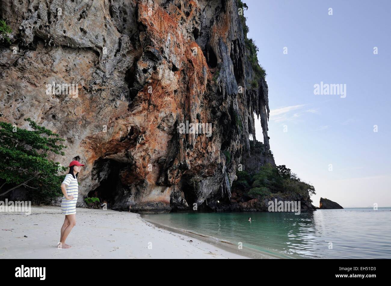 La Thaïlande, Krabi, Railay, Hat Phra Nang, le célèbre Phra Nang Beach à Railay, jeune femme en face des falaises calcaires (communiqué de modèle) Banque D'Images