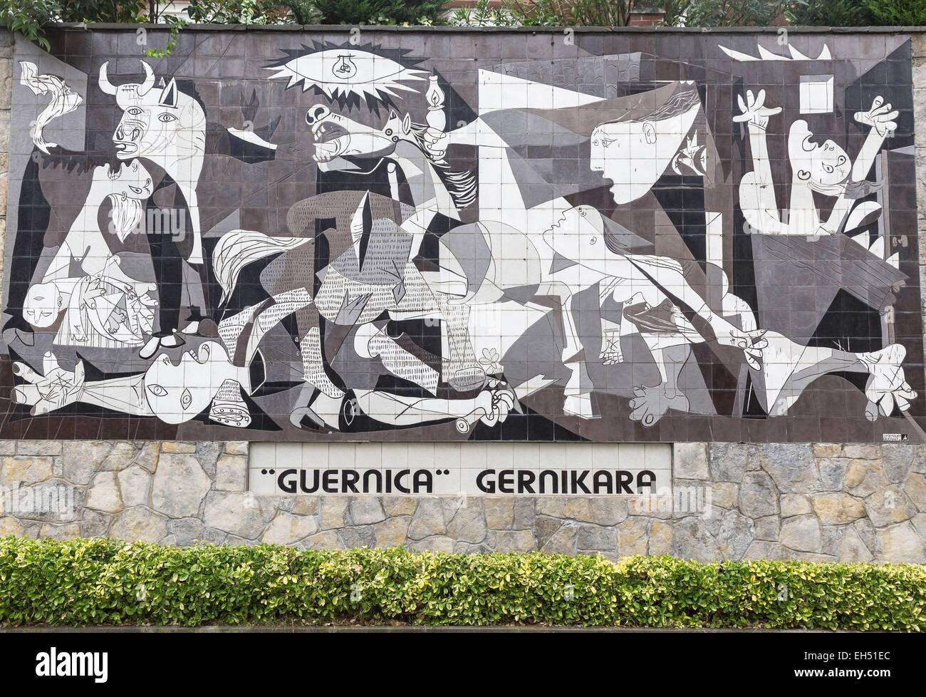 Espagne, Province de Biscaye, Pays Basque, Guernica, Gernika-Lumo, fresque murale en céramique, copie de la peinture de Picasso Banque D'Images