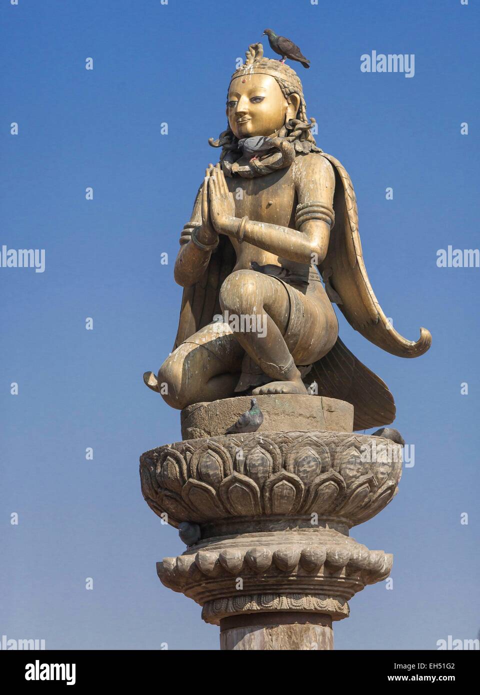 Le Népal, vallée de Kathmandu, Patan, Durbar Square, inscrite au Patrimoine Mondial de l'UNESCO, colonne soutenant le Garuda birdman Banque D'Images