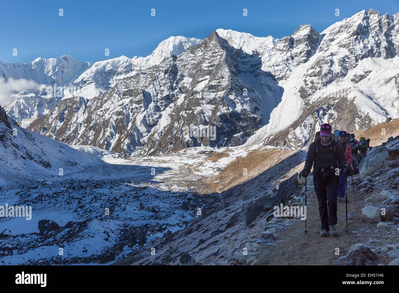 Le Népal, parc national de Sagarmatha, inscrite au Patrimoine Mondial de l'UNESCO, Solu Khumbu District, région de l'Everest, les randonneurs l'ascension du Renjo La pass Banque D'Images