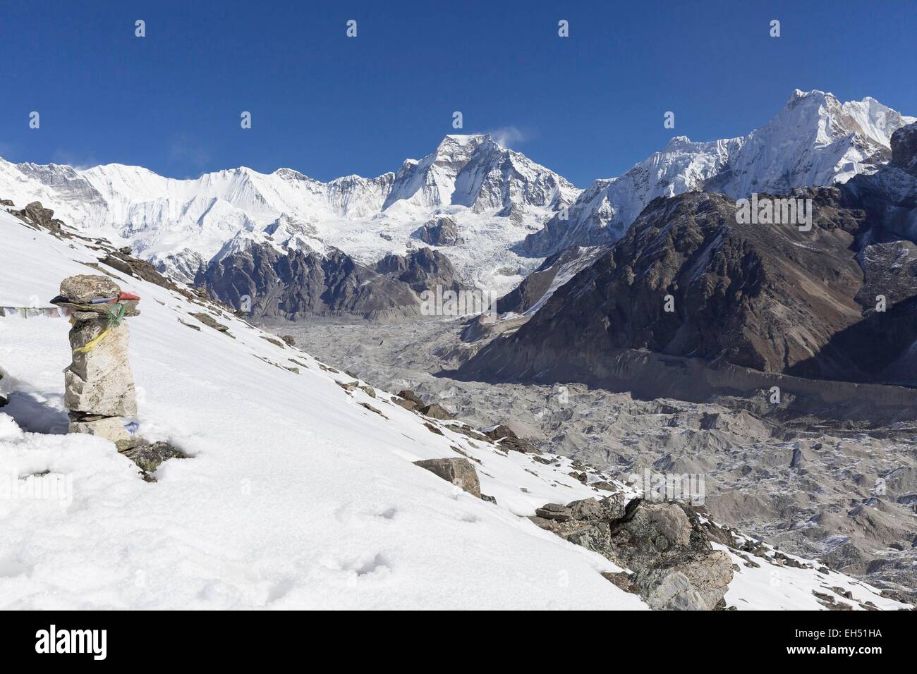 Le Népal, parc national de Sagarmatha, inscrite au Patrimoine Mondial de l'UNESCO, Solu Khumbu District, région de l'Everest, sur le glacier Ngozumba et Cholo 6089 m de pic pic Gokyo Gokyo Ri (5360 m) Banque D'Images