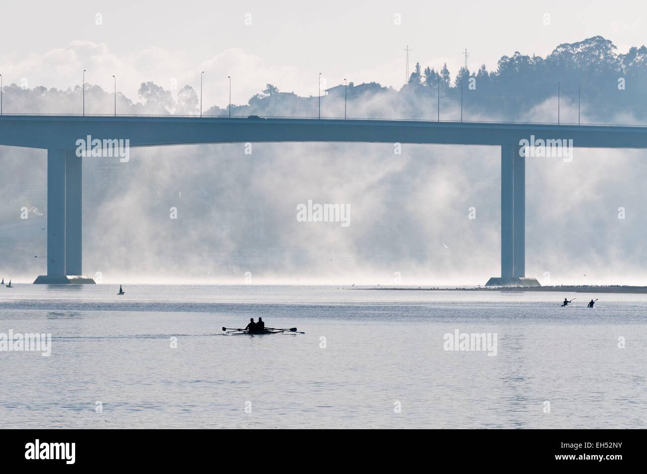 Portugal, région Nord, Porto, brume du matin sur le fleuve Douro Banque D'Images