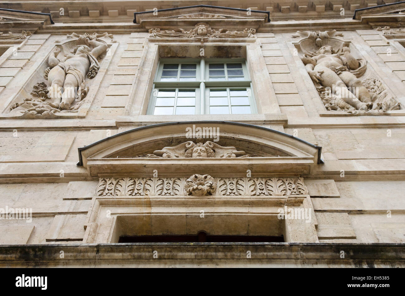 La façade de l'sculptés de l'Hôtel Sully Banque D'Images