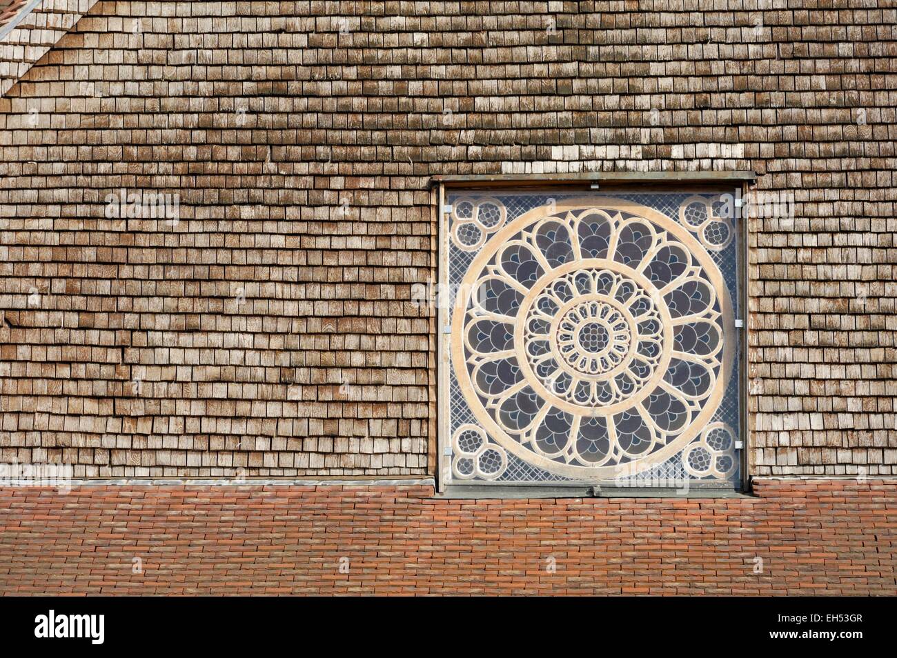 France, Marne, Outines, vitrail au-dessus de l'entrée de l'église de Saint Nicolas construite en bois entre la fin du 16e et début du 17e siècle et est la plus grande église de ce style dans la Marne Banque D'Images