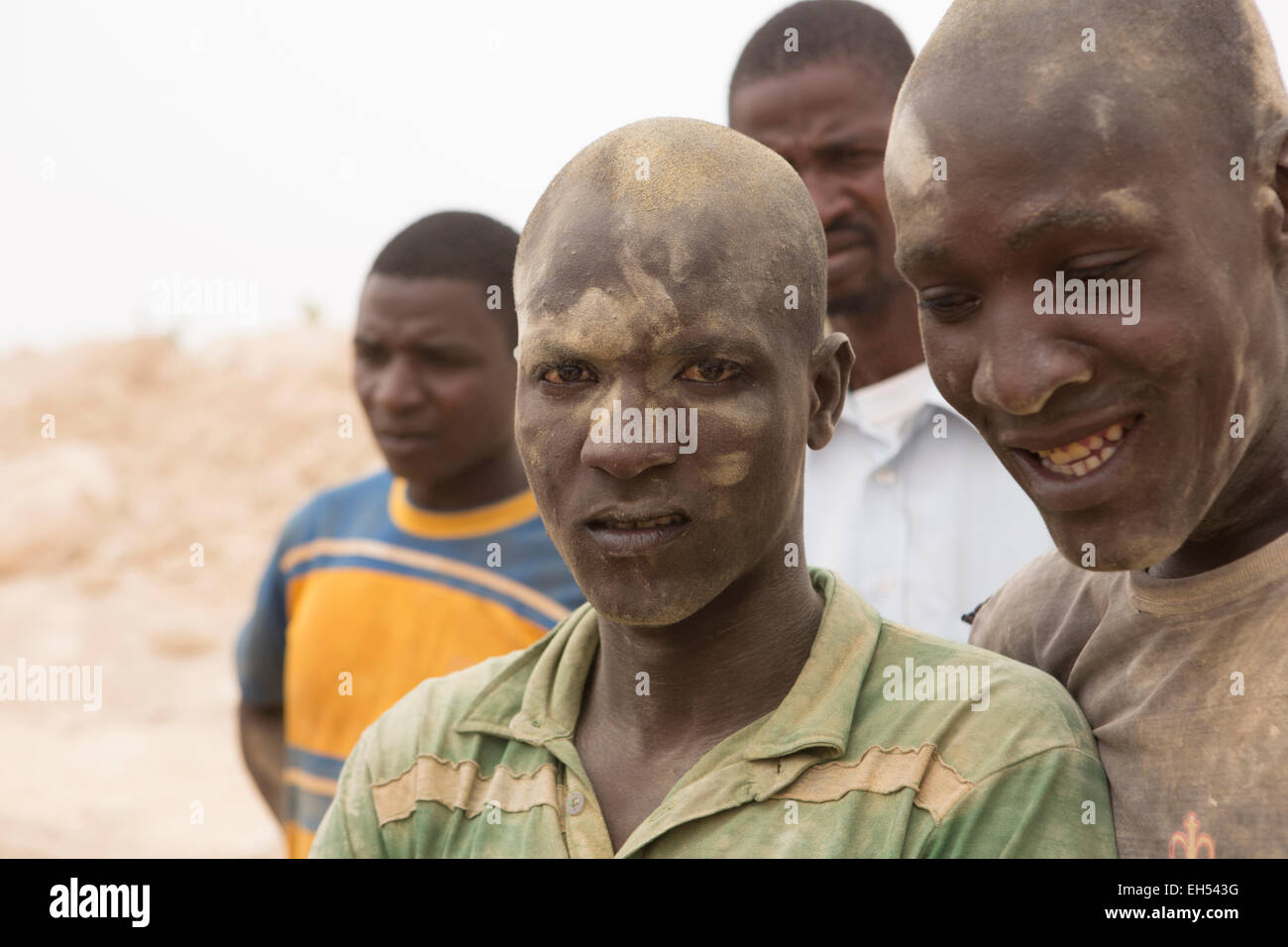 KOMOBANGAU, NIGER, : UN mineurs couvert de poussière à côté de l'entrée de l'arbre vertical du brut gold mine. Banque D'Images