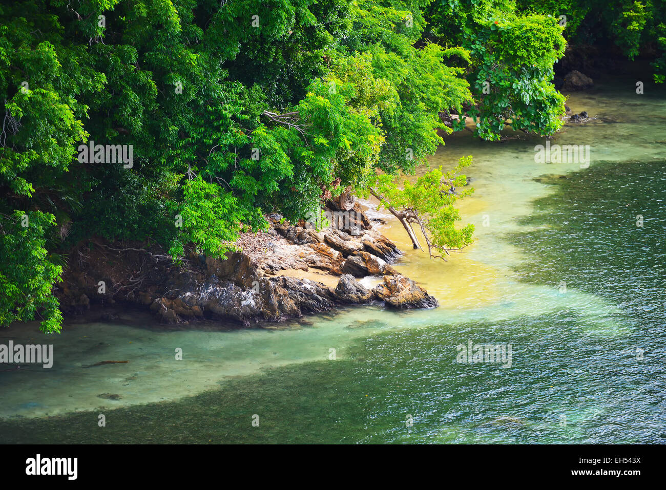 Rock et arbres surplombant le lac par Banque D'Images