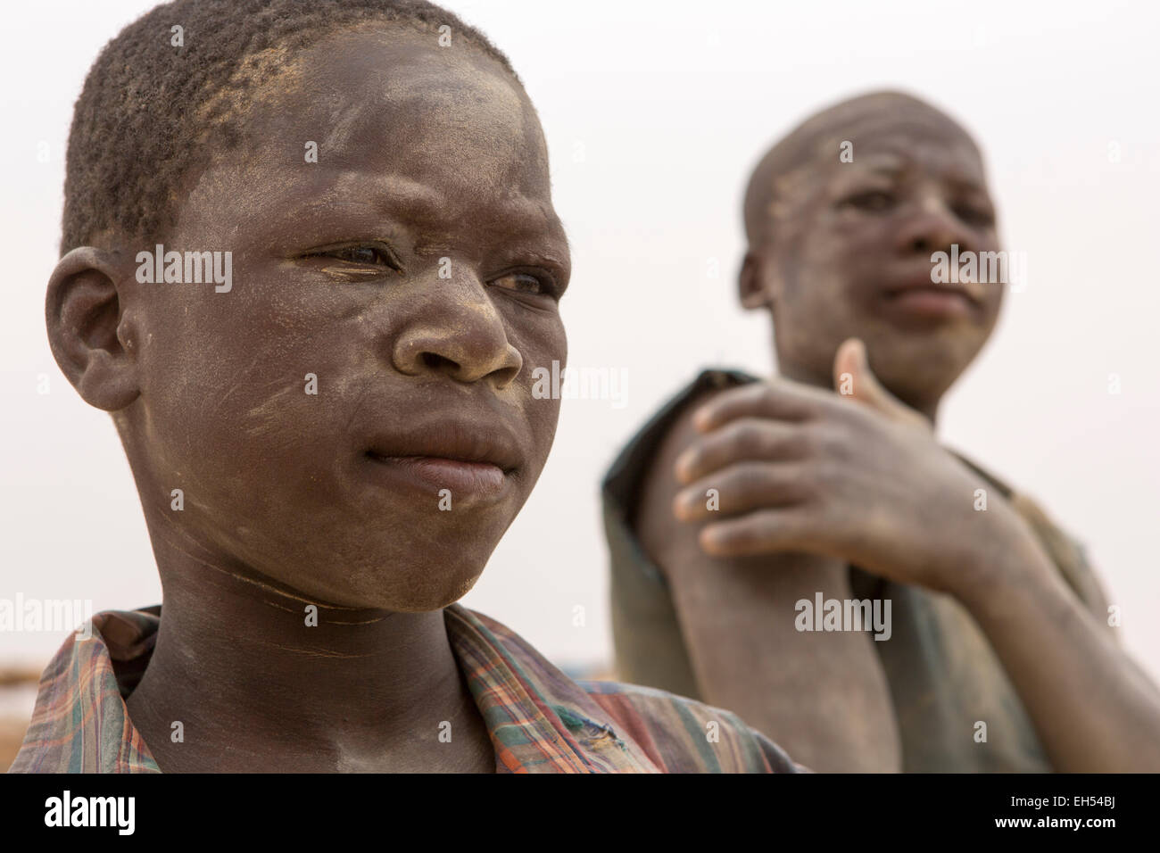 KOMOBANGAU, NIGER, : Les mineurs couvert de poussière à côté de l'entrée de l'arbre vertical du brut gold mine. Banque D'Images
